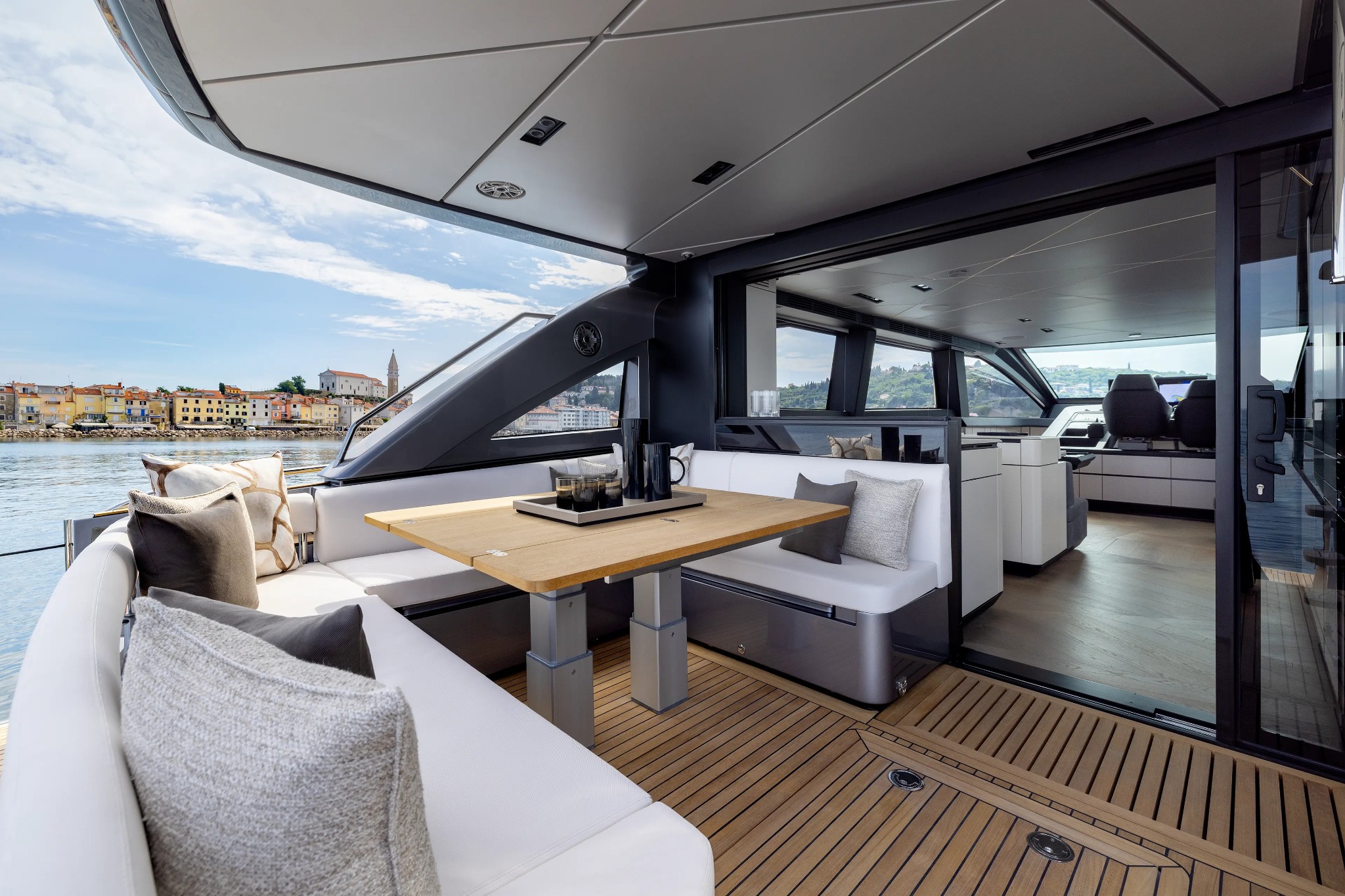 Pershing GTX70 New, achterdek met loungezitje en tafel