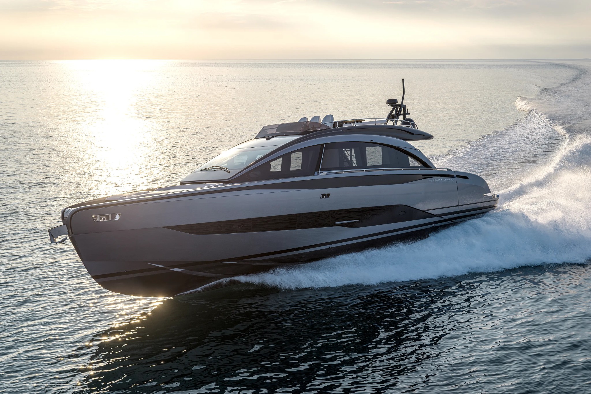 Pershing GTX70 New, boot varend op zee