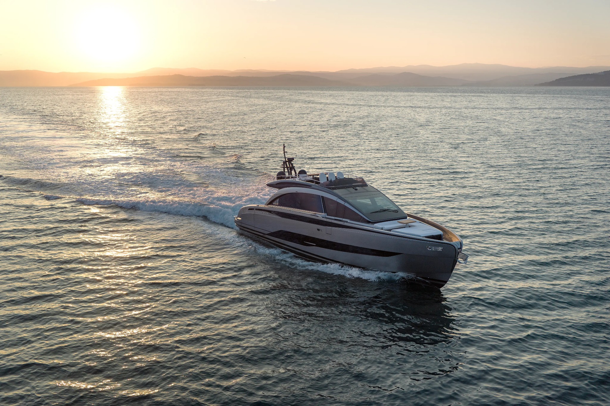 Pershing GTX70 New, jacht varend bij zonsondergang