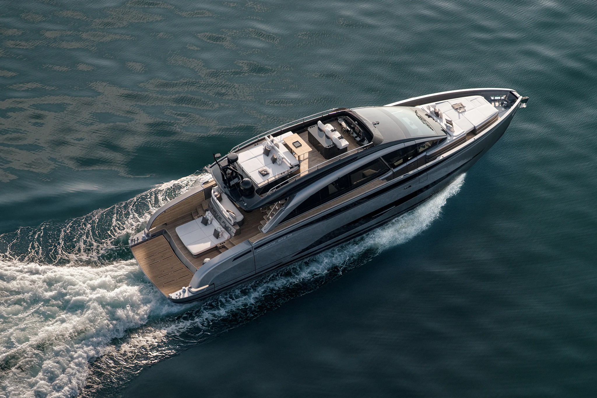 Pershing GTX70 New, luxe motorjacht varend op zee