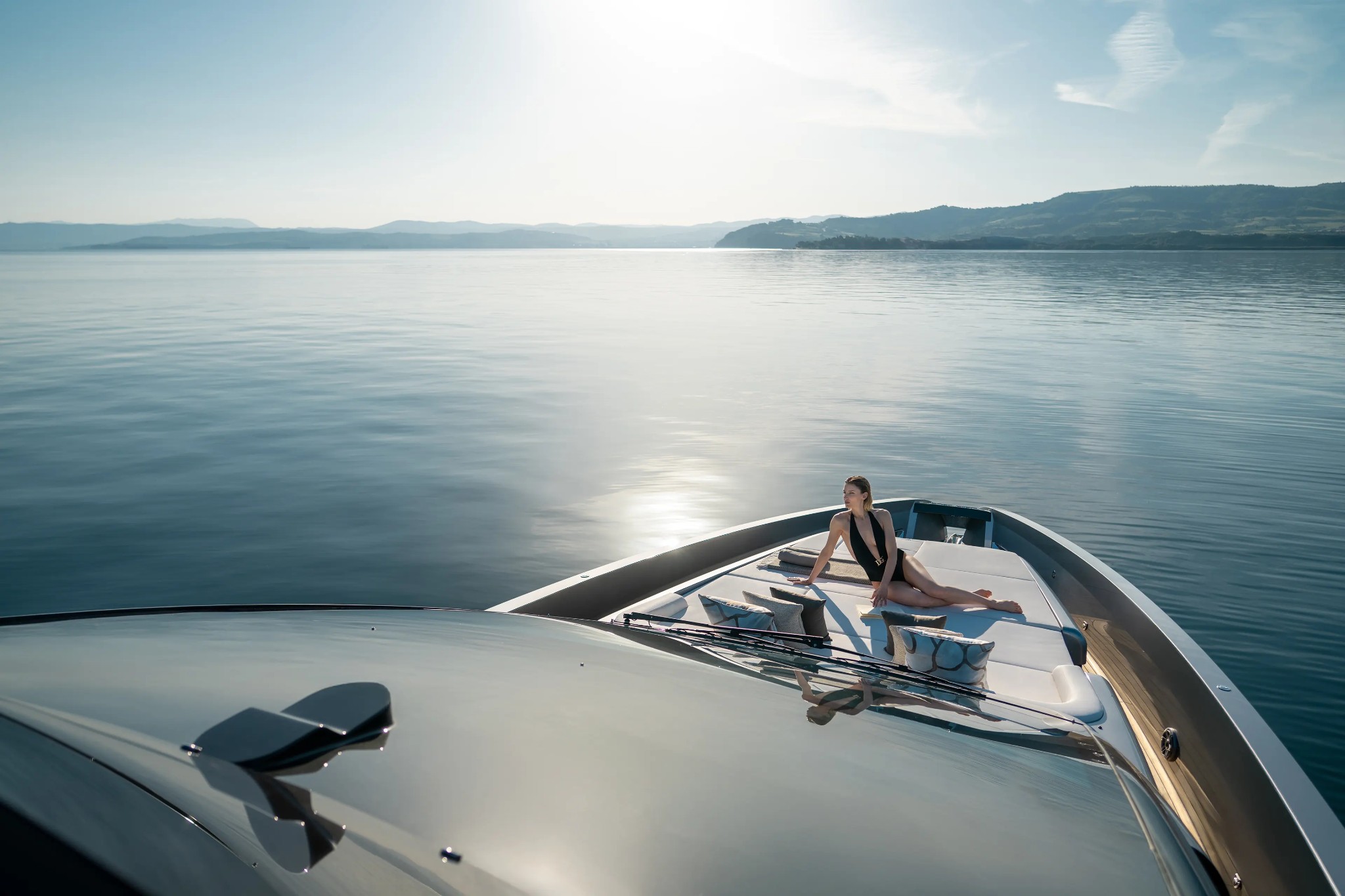 Pershing GTX70 New, vrouw ligt op boot voordek