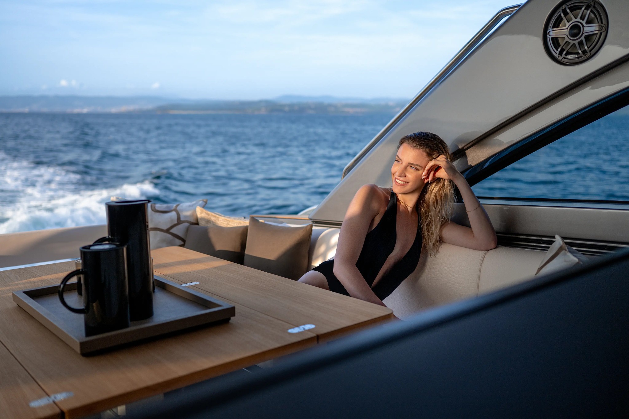 Pershing GTX70 New, vrouw ontspant op zitbank boot