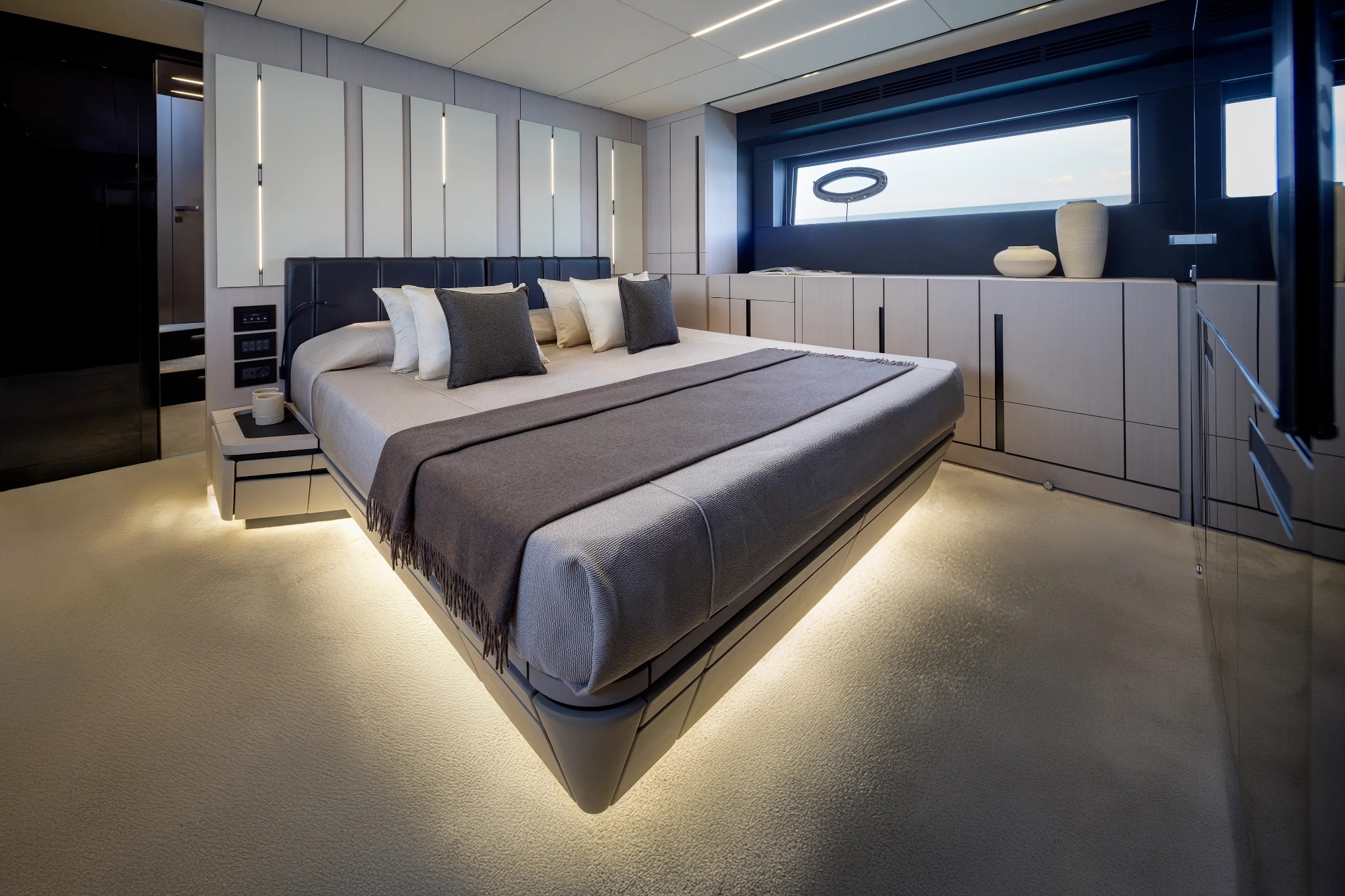Pershing GTX70 New, luxe slaapkamer met tweepersoonsbed