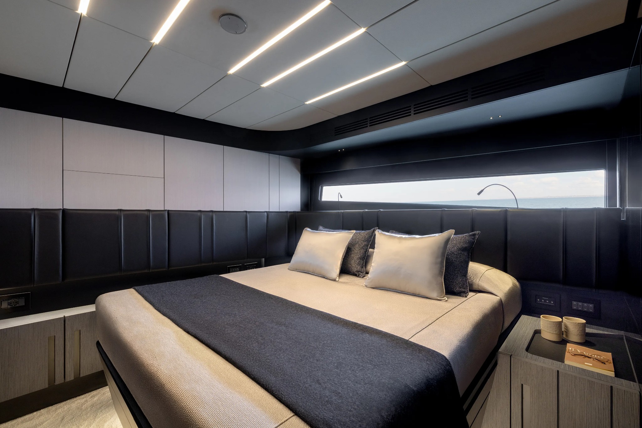 Pershing GTX70 New, slaapkamer met bed en raam