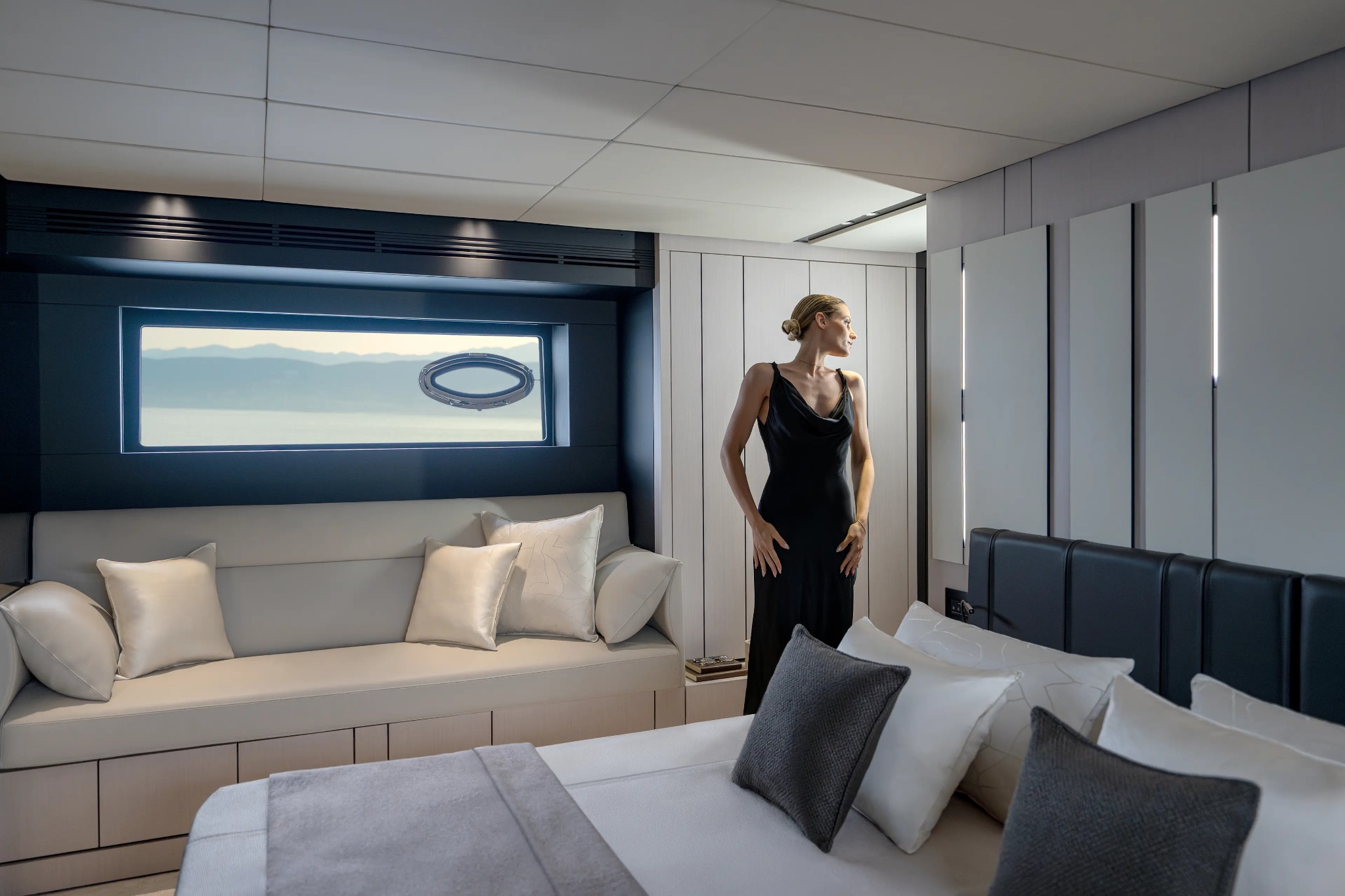 Pershing GTX70 New, slaapkamer met bed en vrouw