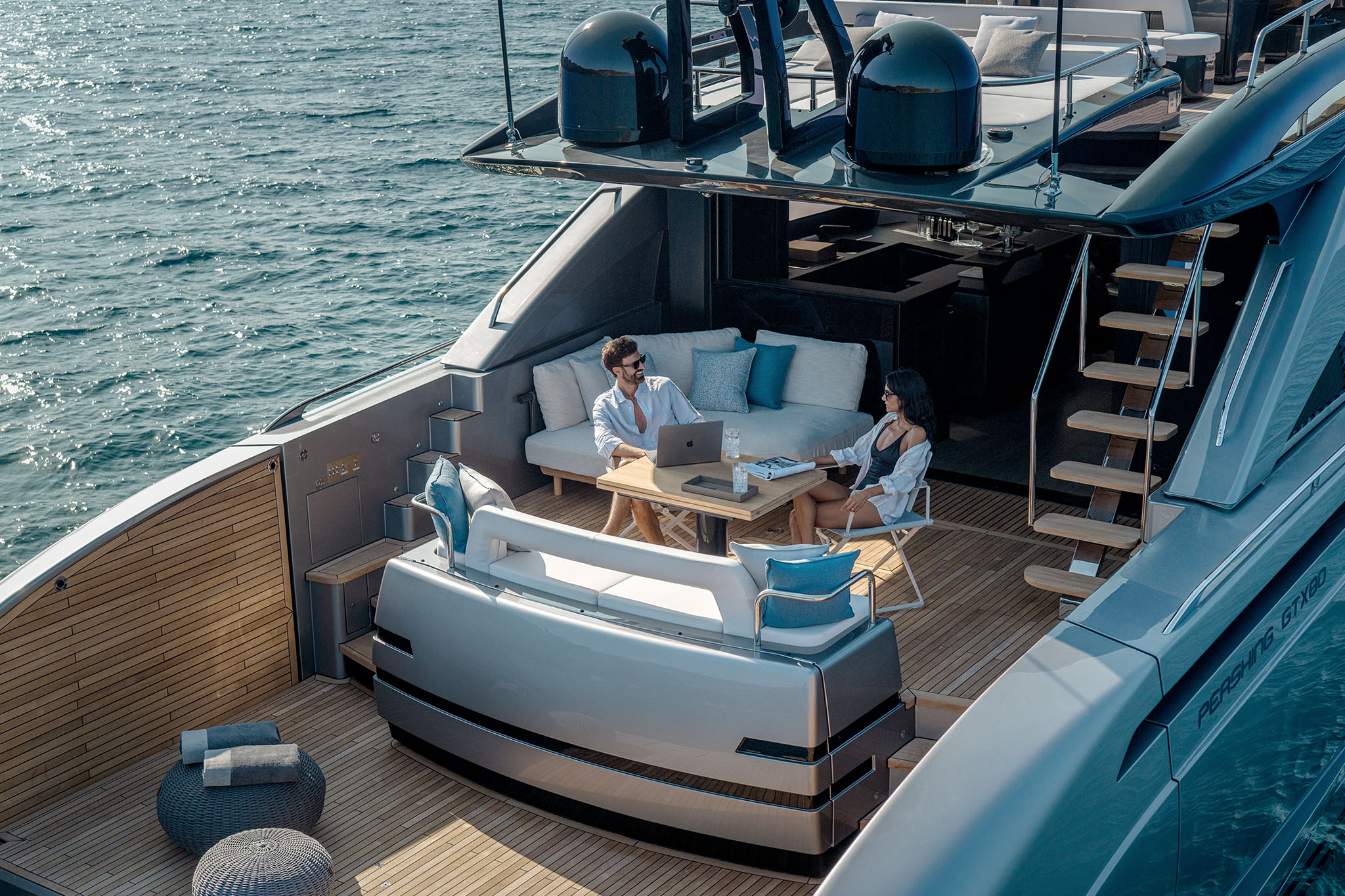 Pershing GTX80, achterdek met loungebank en tafel