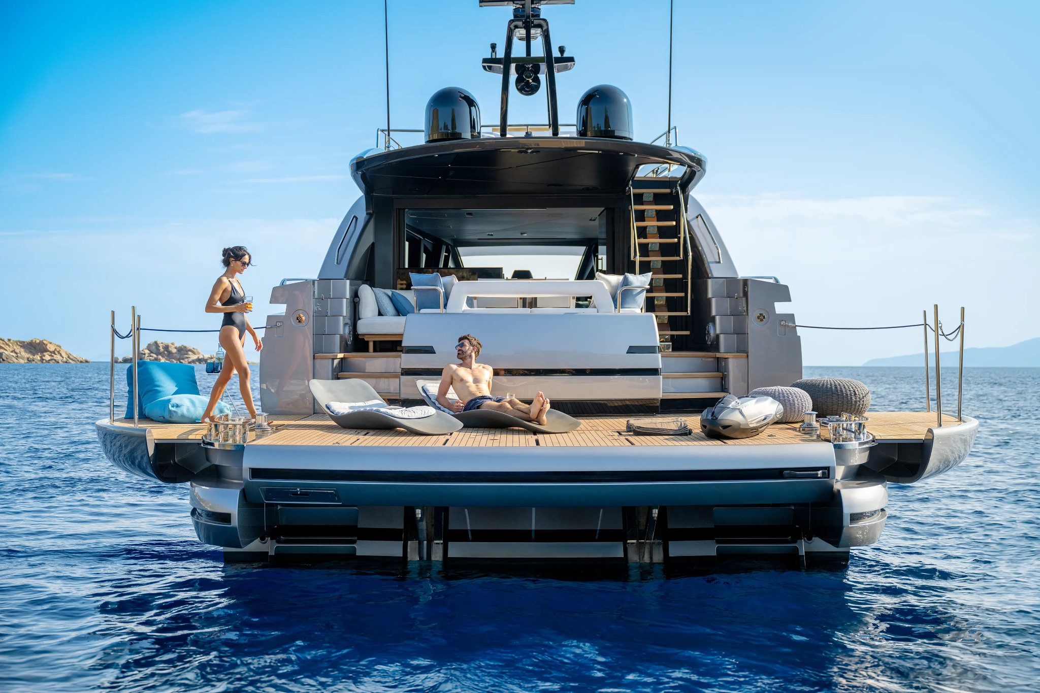 Pershing GTX80, achterdek met loungebank en zwemmers