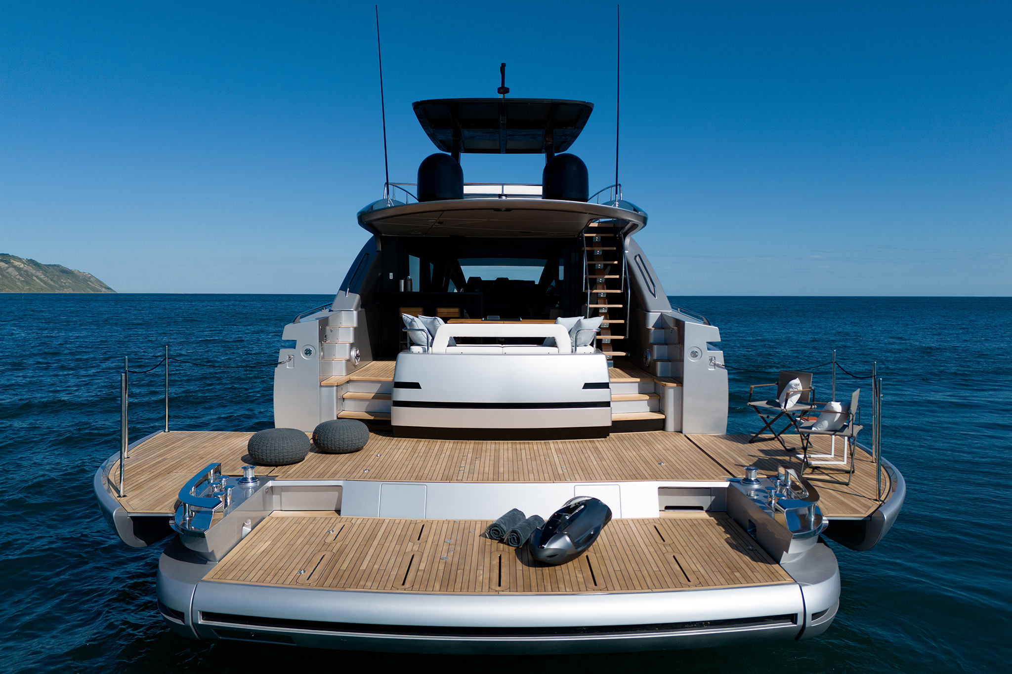 Pershing GTX80, achterdek met zwemplatform en loungebank