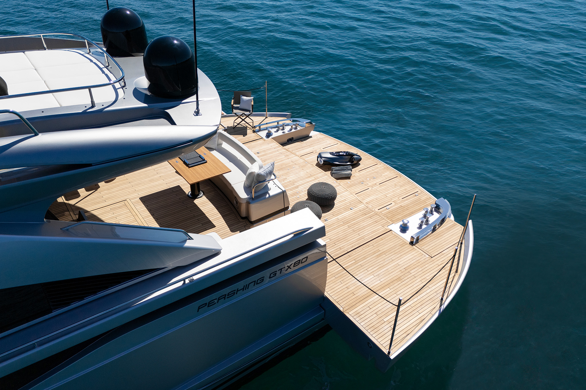 Pershing GTX80, achterdek van jacht met lounge