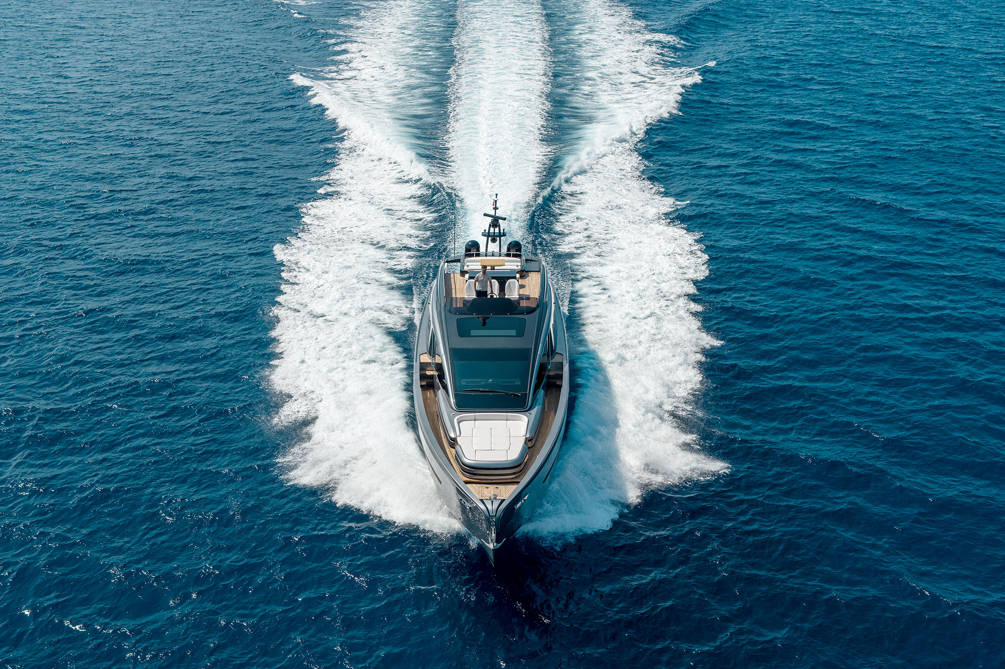 Pershing GTX80, boot varend op zee met kielzog