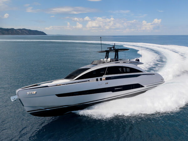 Pershing GTX80, boot varend op zee