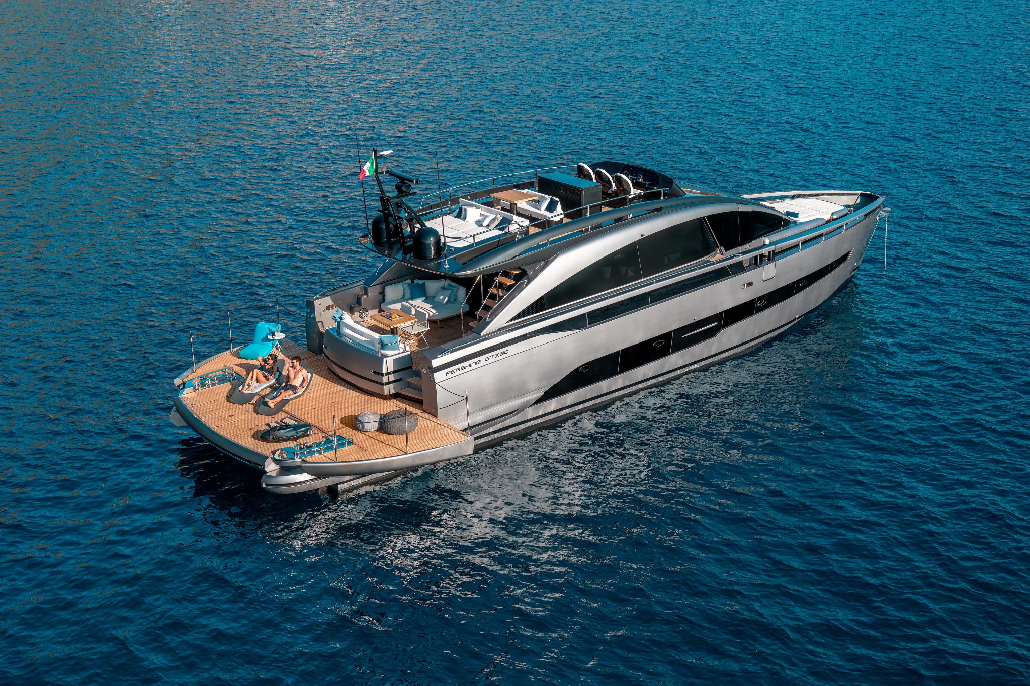 Pershing GTX80, jacht op zee met zwemplatform