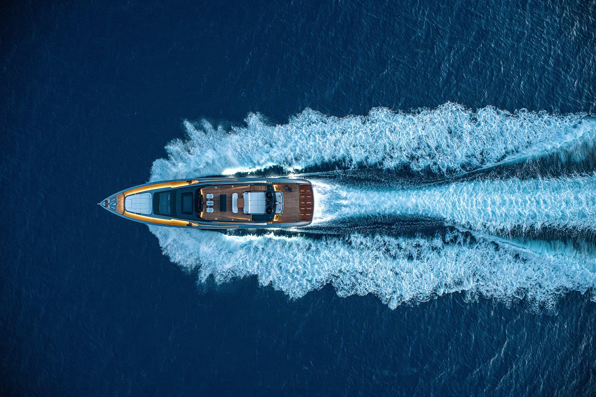 Pershing GTX80, jacht varend op zee met kielzog