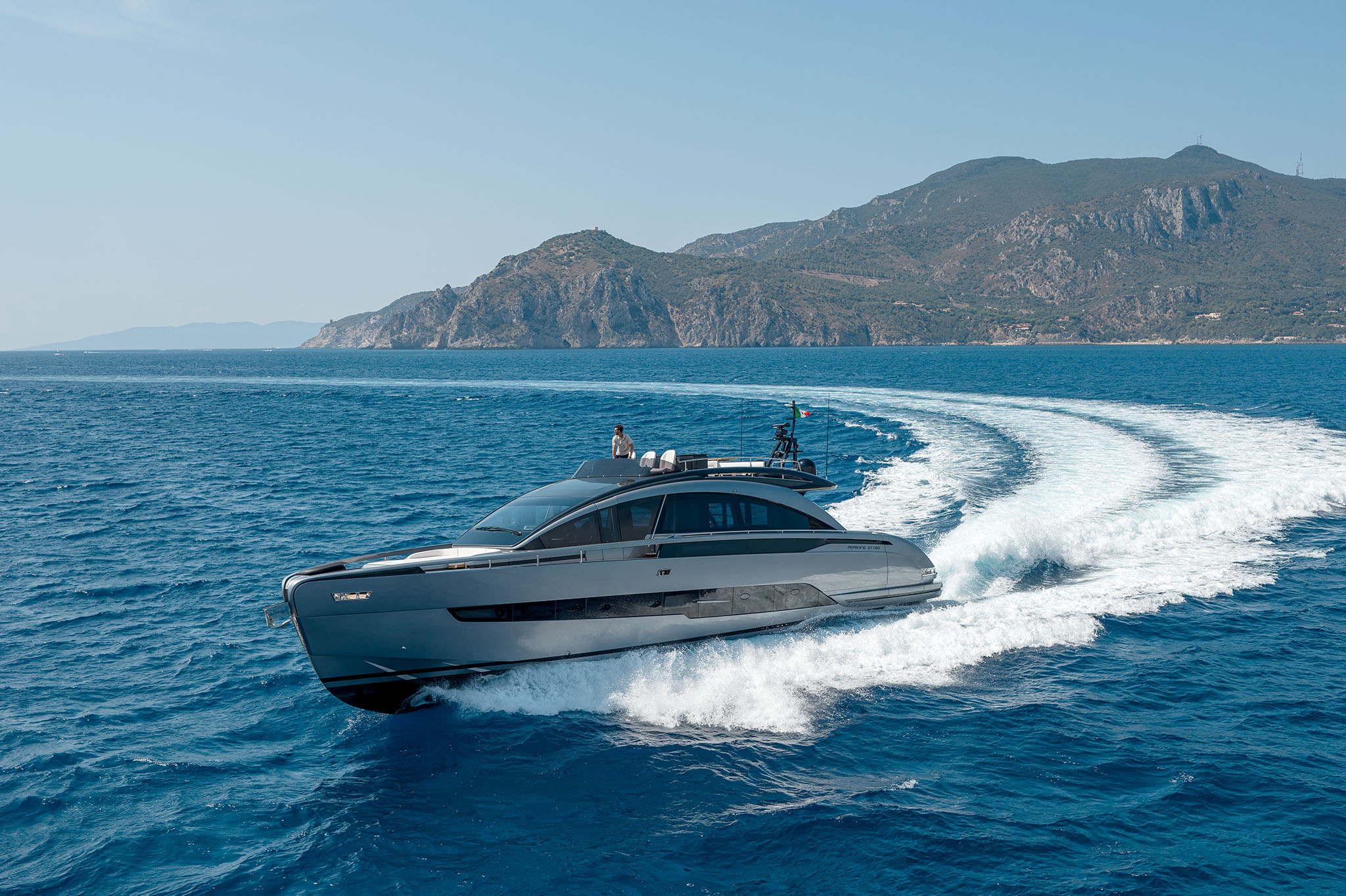 Pershing GTX80, jacht varend op zee