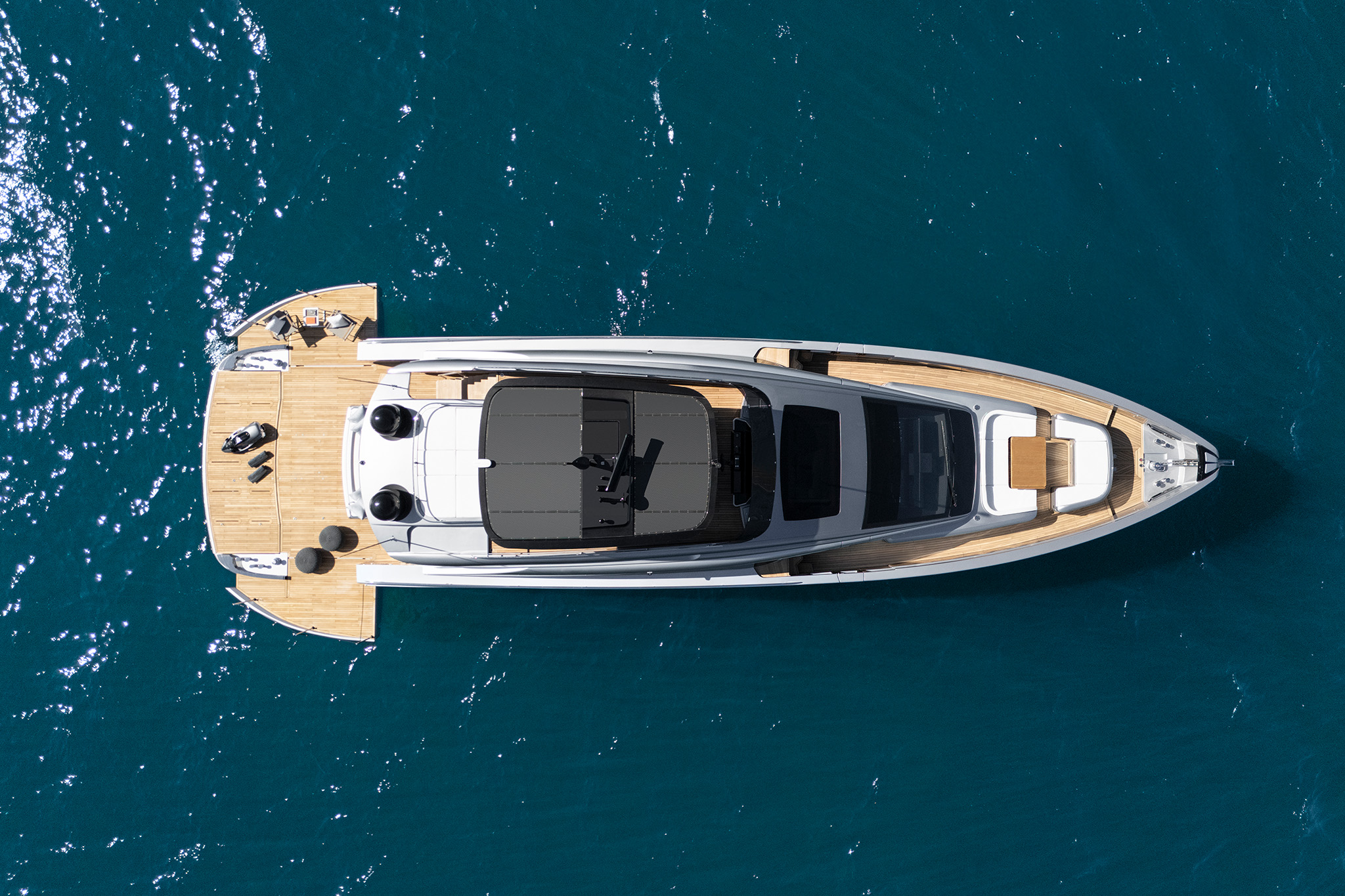 Pershing GTX80, luchtfoto jacht op zee