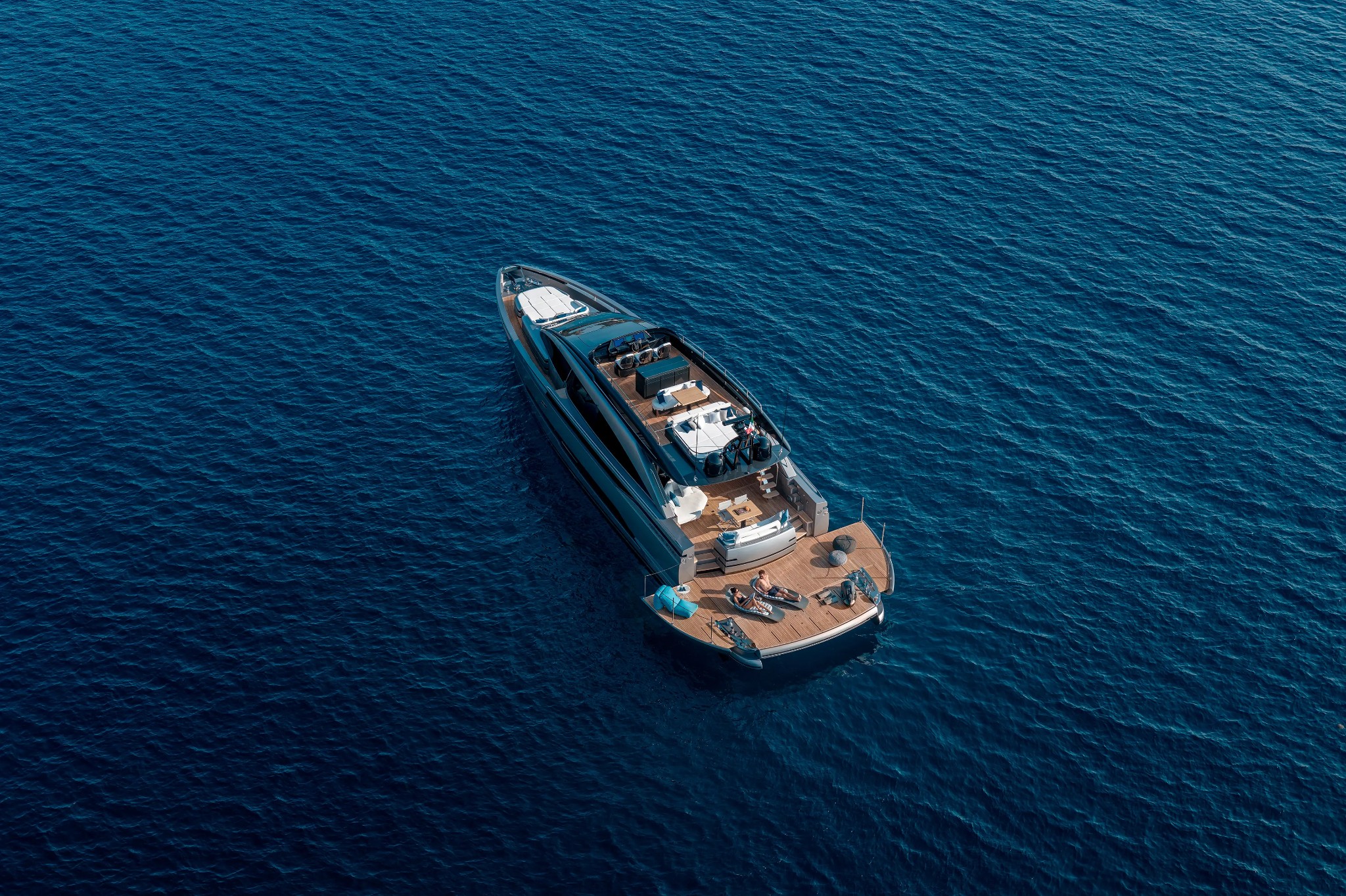 Pershing GTX80, luxe jacht op zee vanuit vogelperspectief