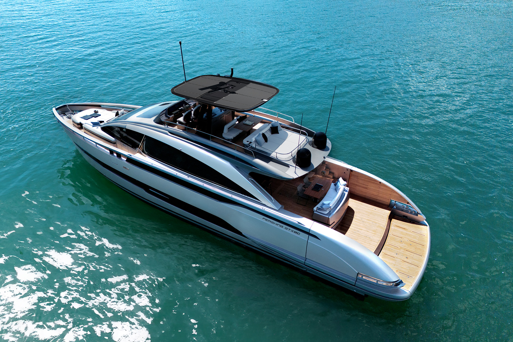 Pershing GTX80, luxe jacht van boven gefotografeerd
