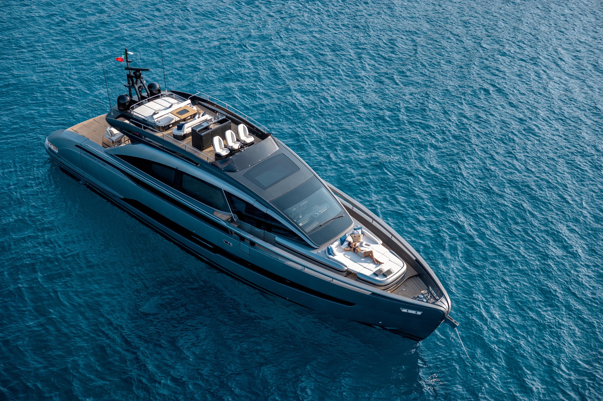 Pershing GTX80, luxe jacht vanuit vogelperspectief op zee