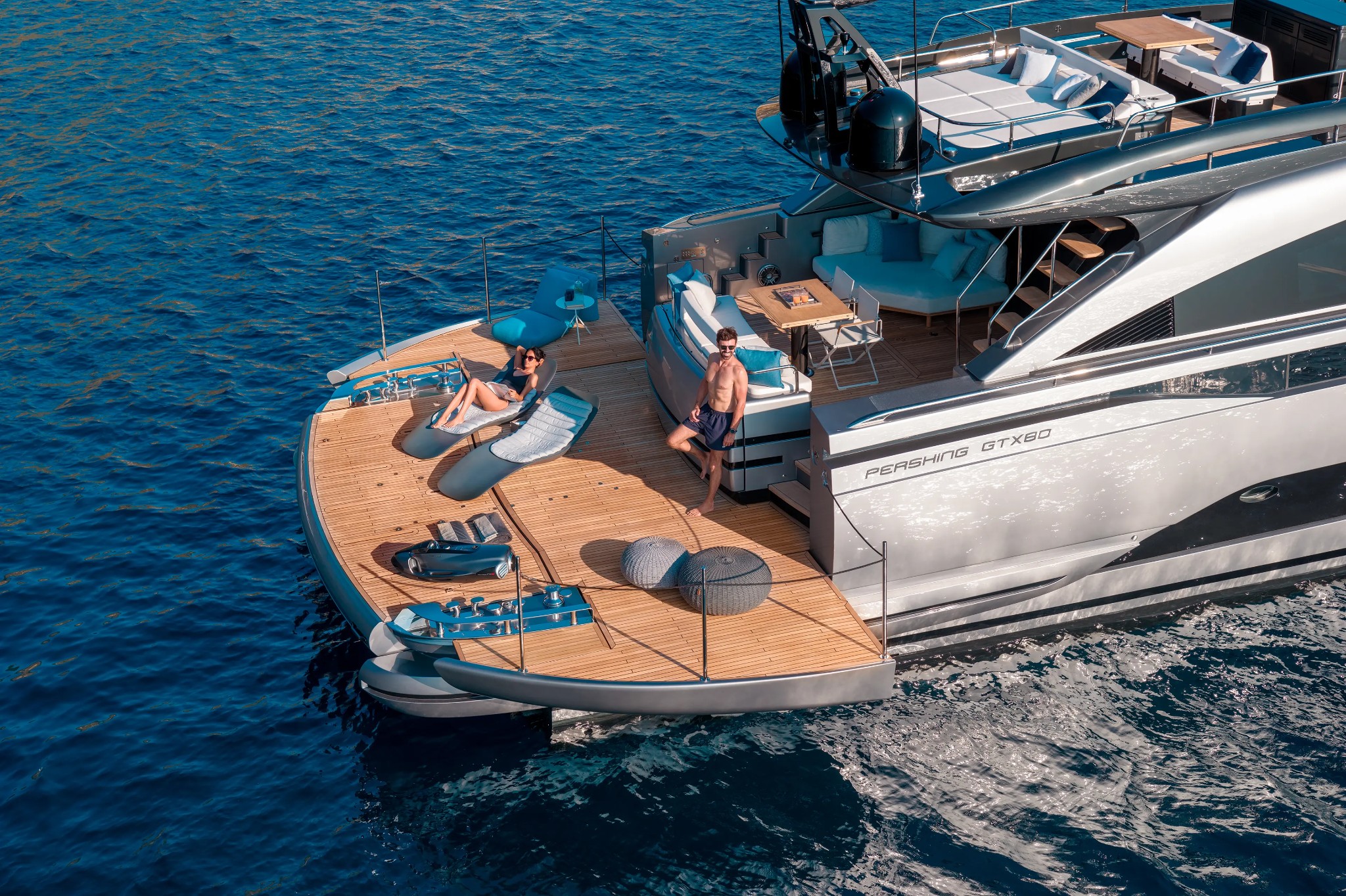 Pershing GTX80, voordek met loungestoelen en zonnebank