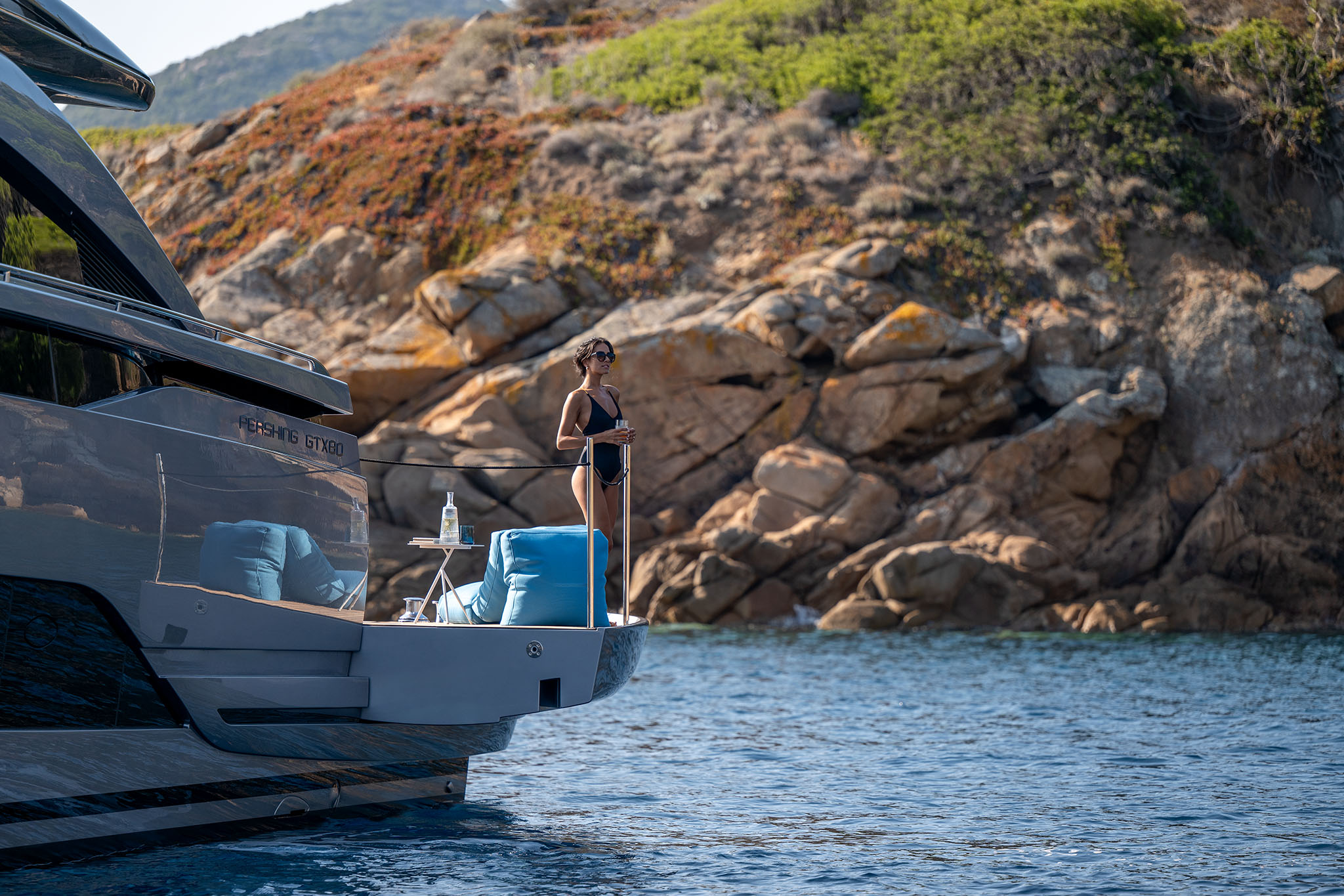 Pershing GTX80, vrouw op achterdek boot