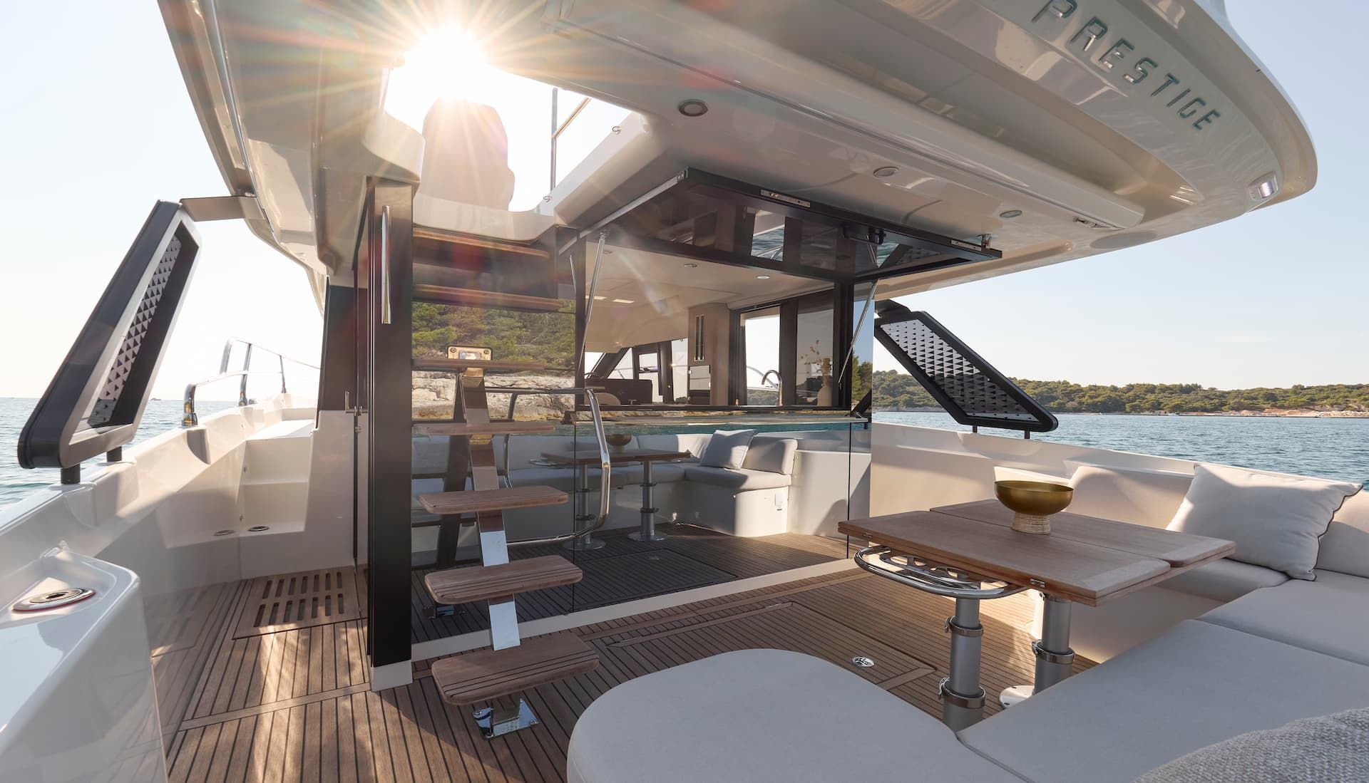 Prestige F4.3, achterdek met zitbank en tafel