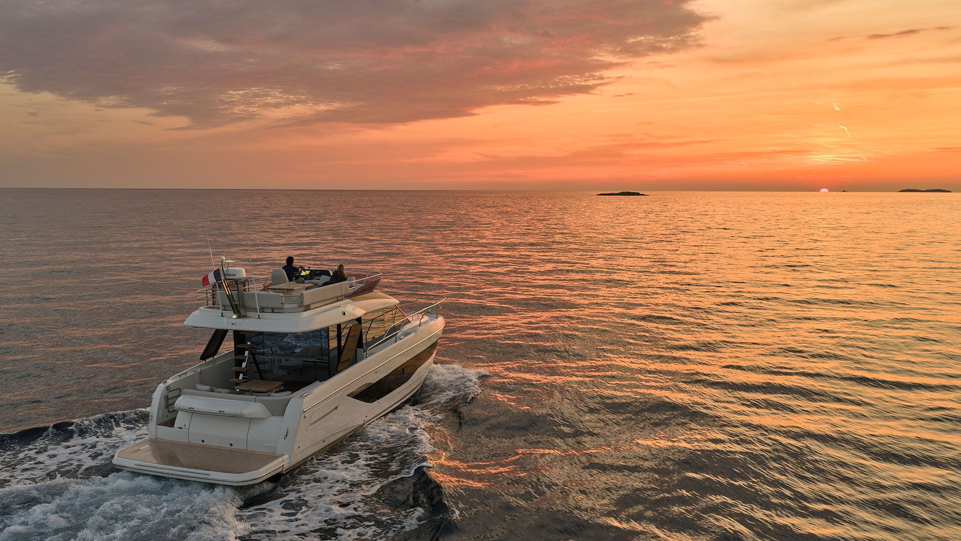 Prestige F4.3, boot varend bij zonsondergang
