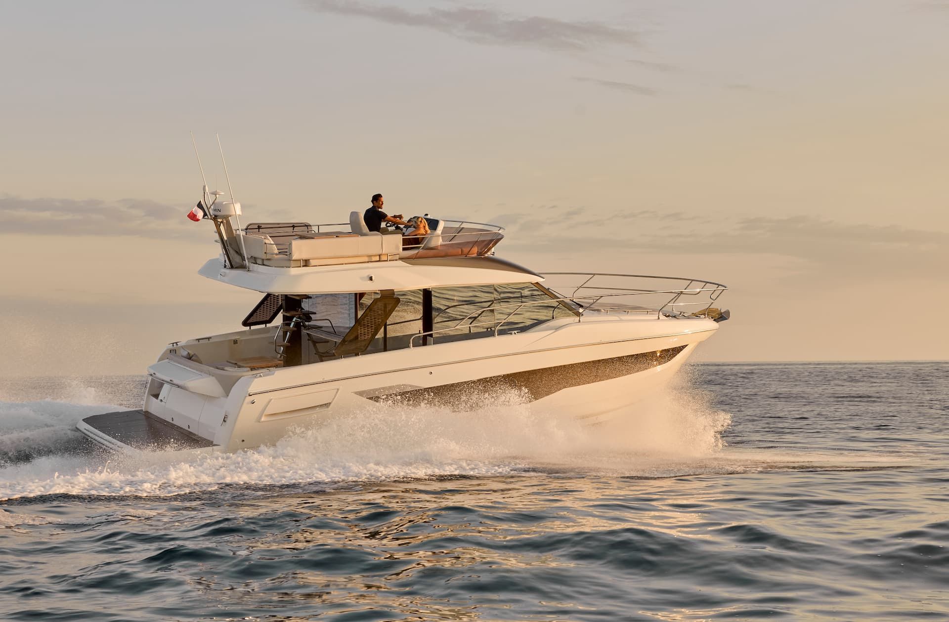 Prestige F4.3, boot varend op zee bij zonsondergang