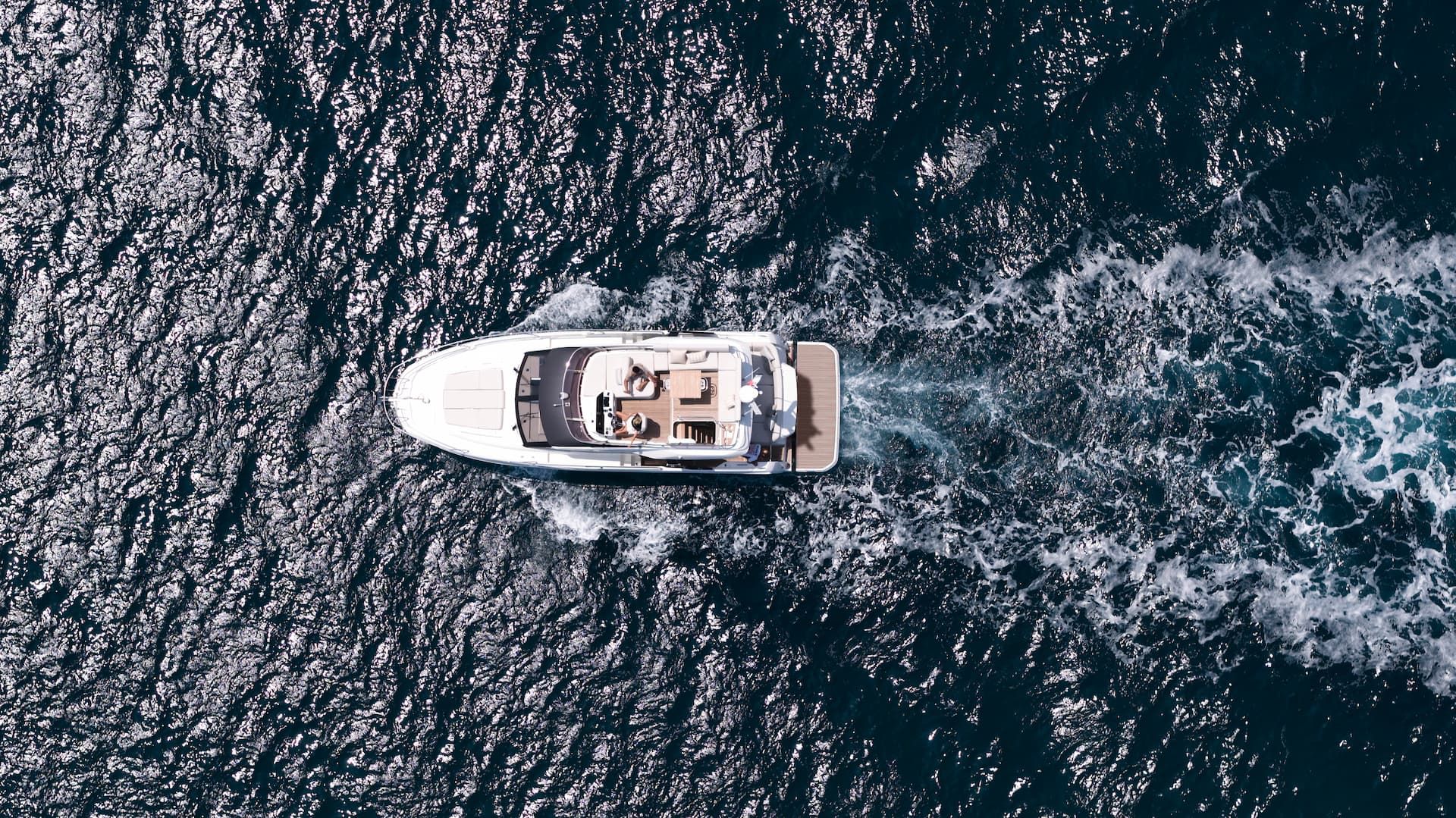 Prestige F4.3, boot varend op zee vanuit de lucht