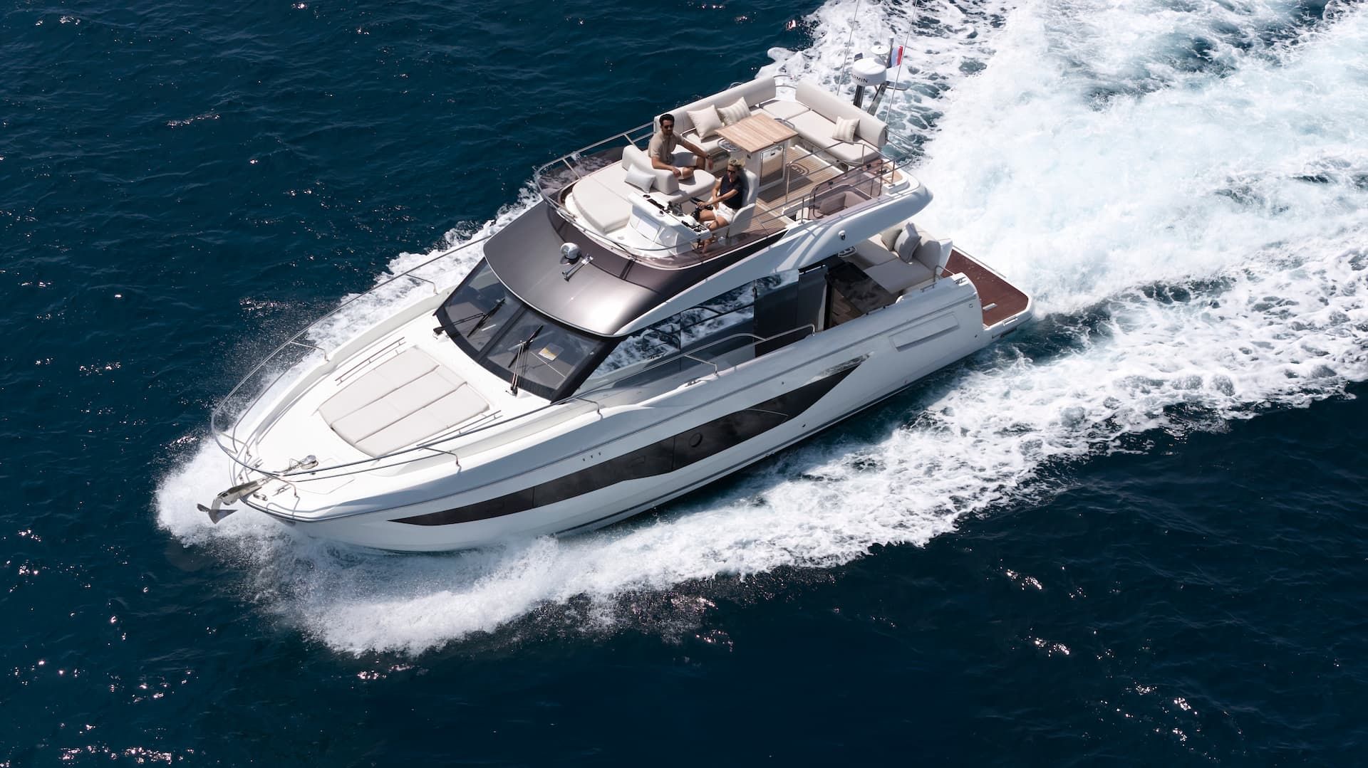 Prestige F4.3, boot varend op zee