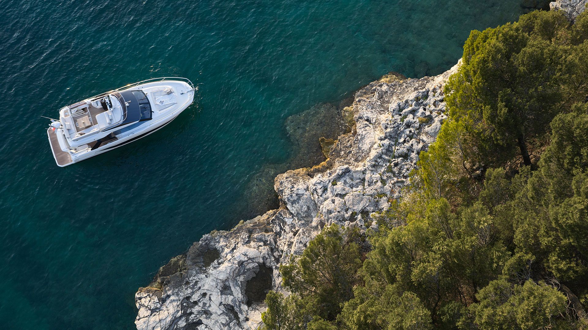 Prestige F4.3, boot voor anker bij rotskust