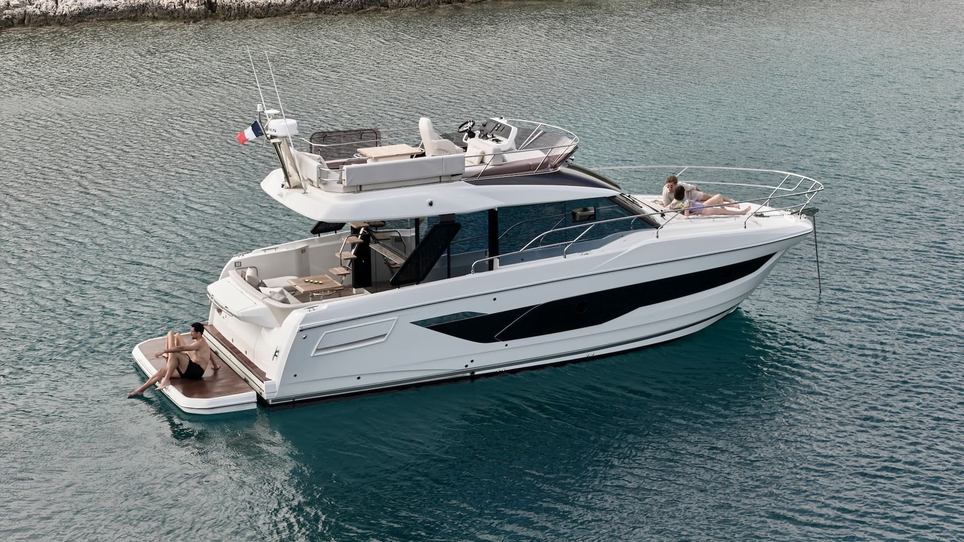 Prestige F4.3, jacht voor anker met mensen