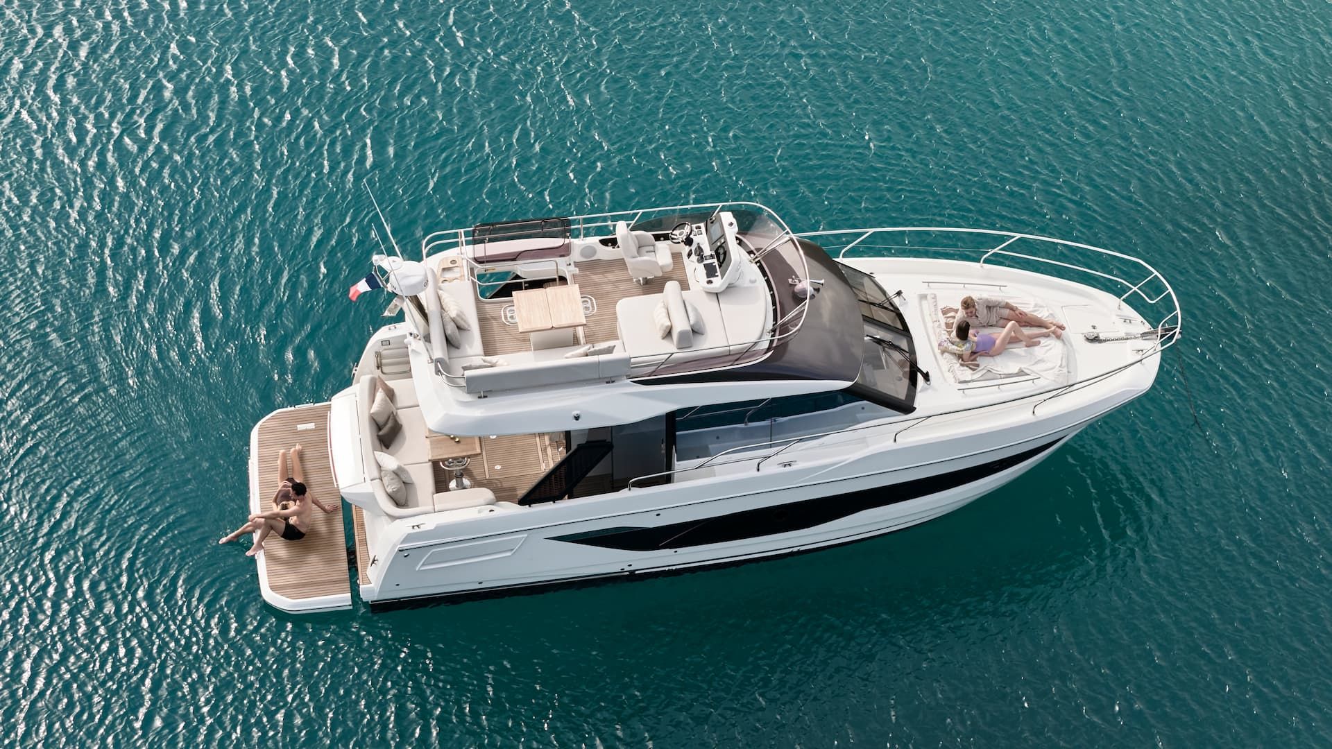 Prestige F4.3, luchtfoto boot op water