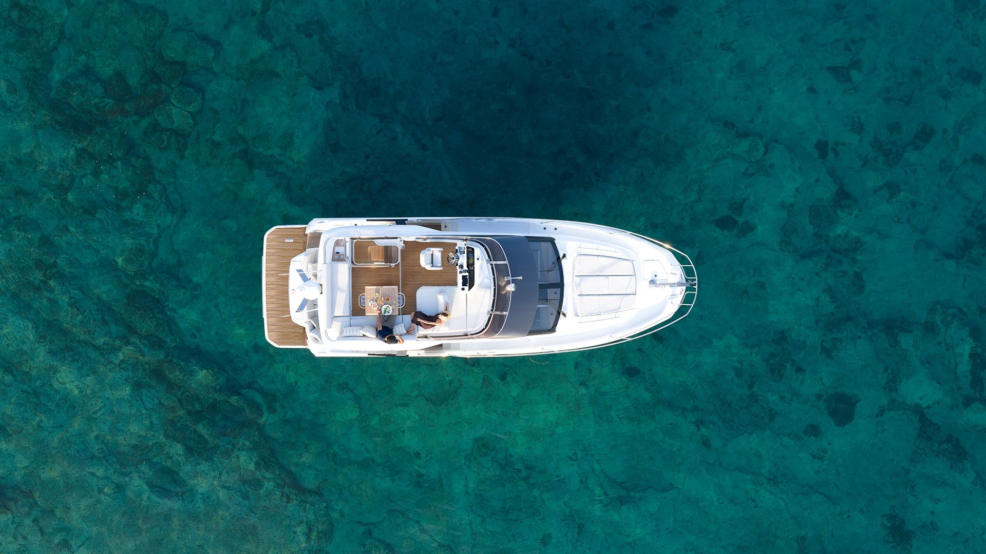 Prestige F4.3, luchtfoto boot op zee