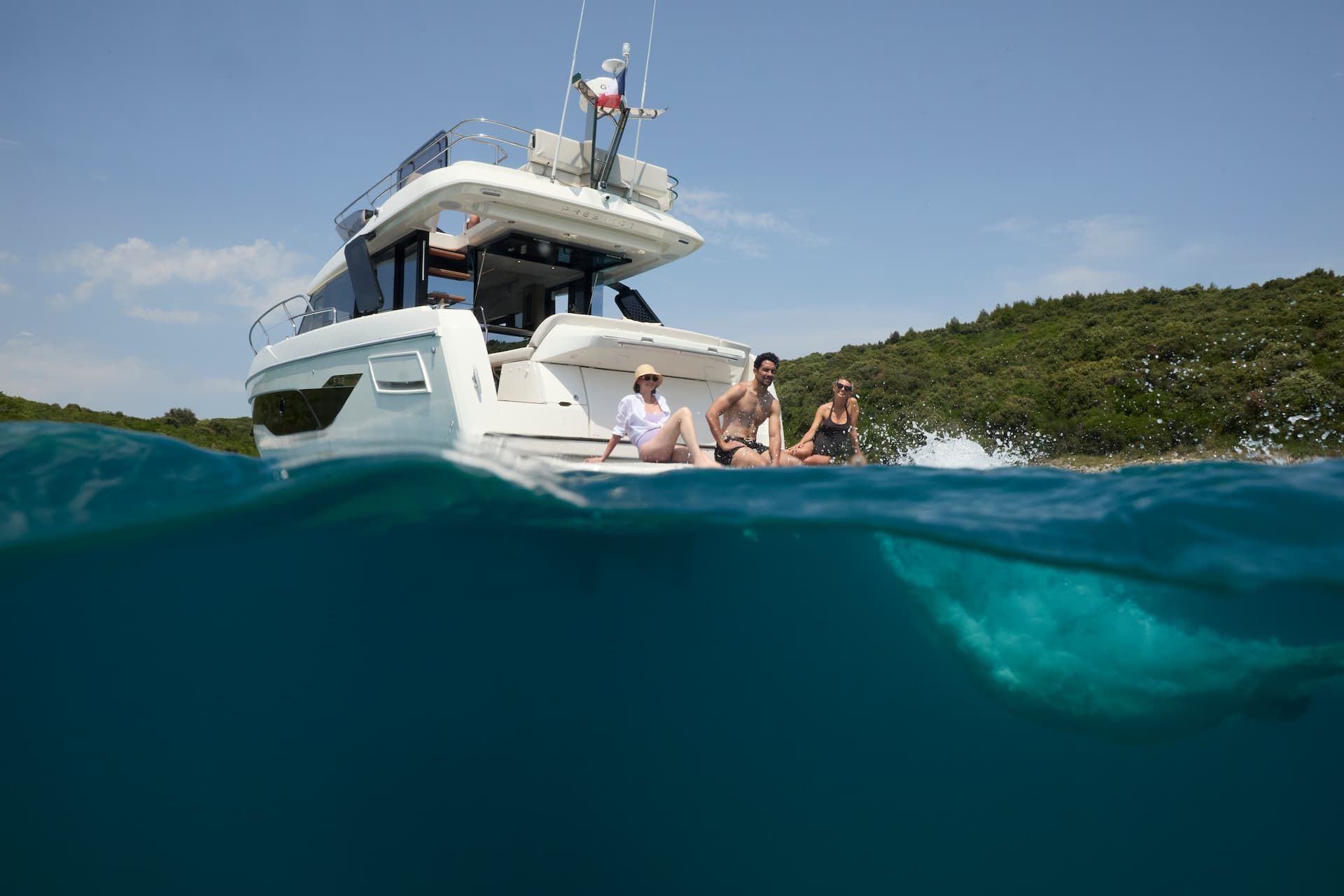 Prestige F4.3, mensen zittend op achterdek boot