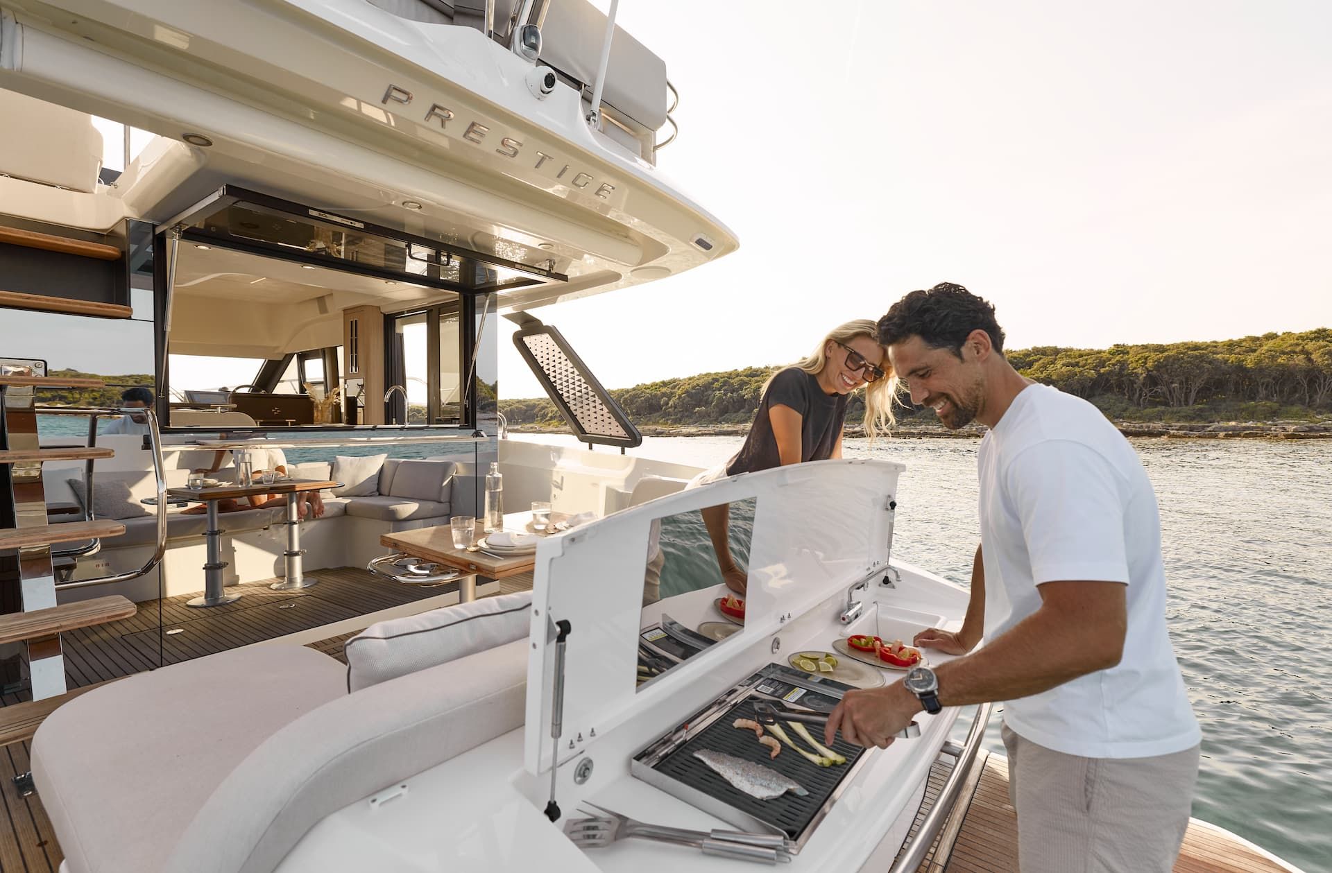Prestige F4.3, stel bereidt eten op grill