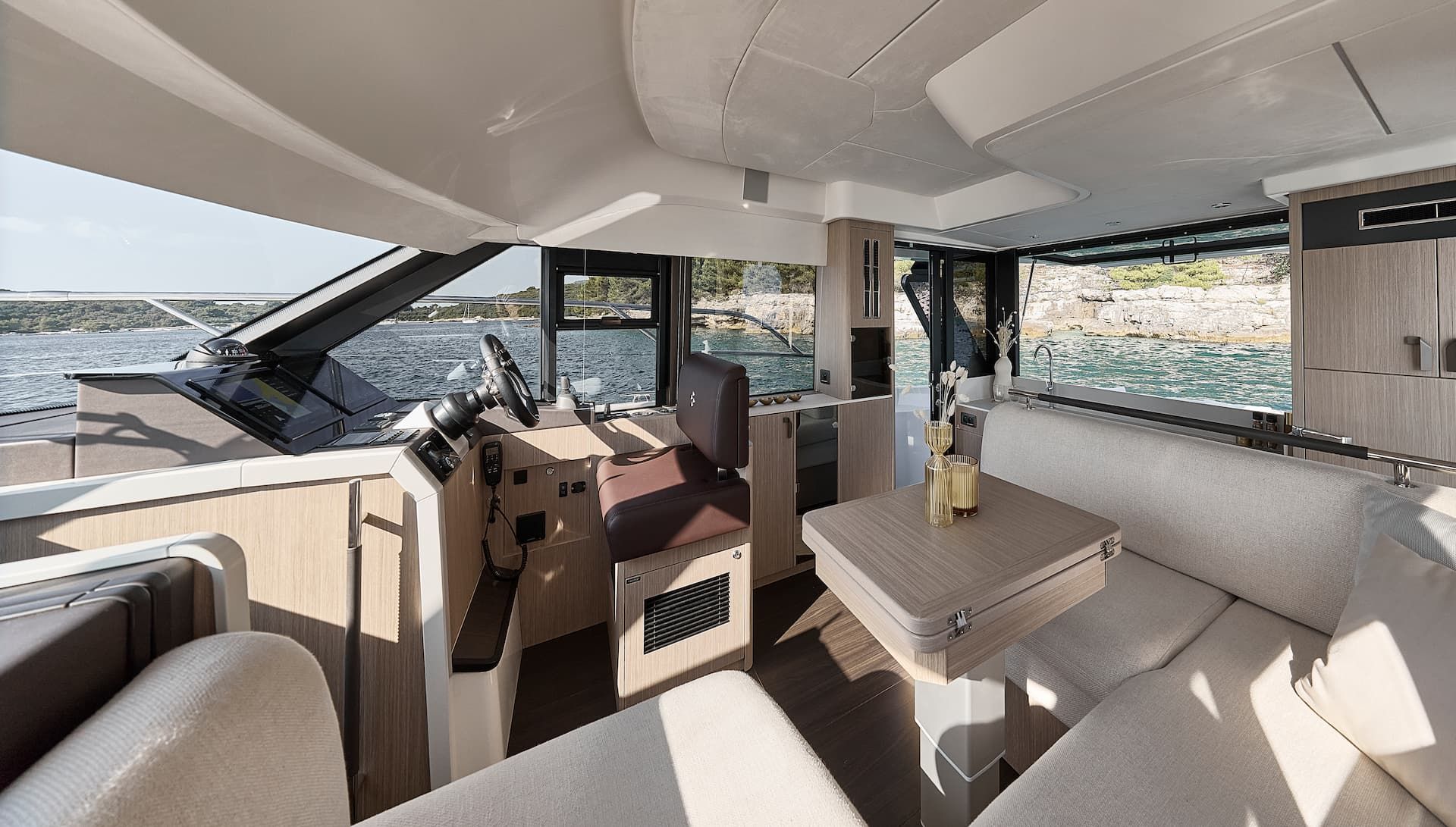 Prestige F4.3, kajuit met stuurstand en zithoek