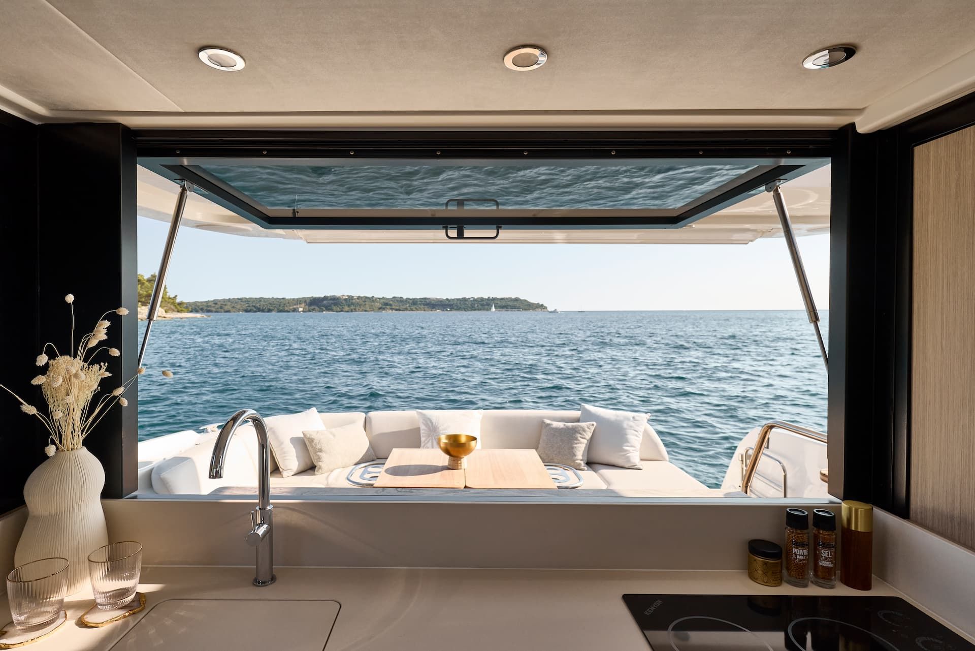 Prestige F4.3, keuken met uitzicht op zee
