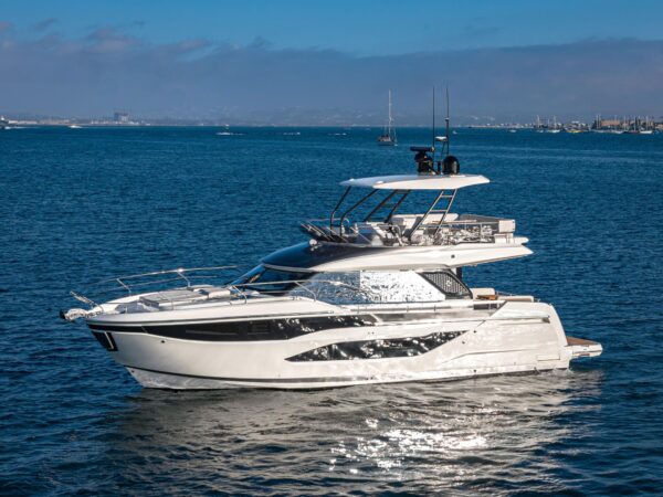 Prestige F4.9, witte motorjacht varend op zee