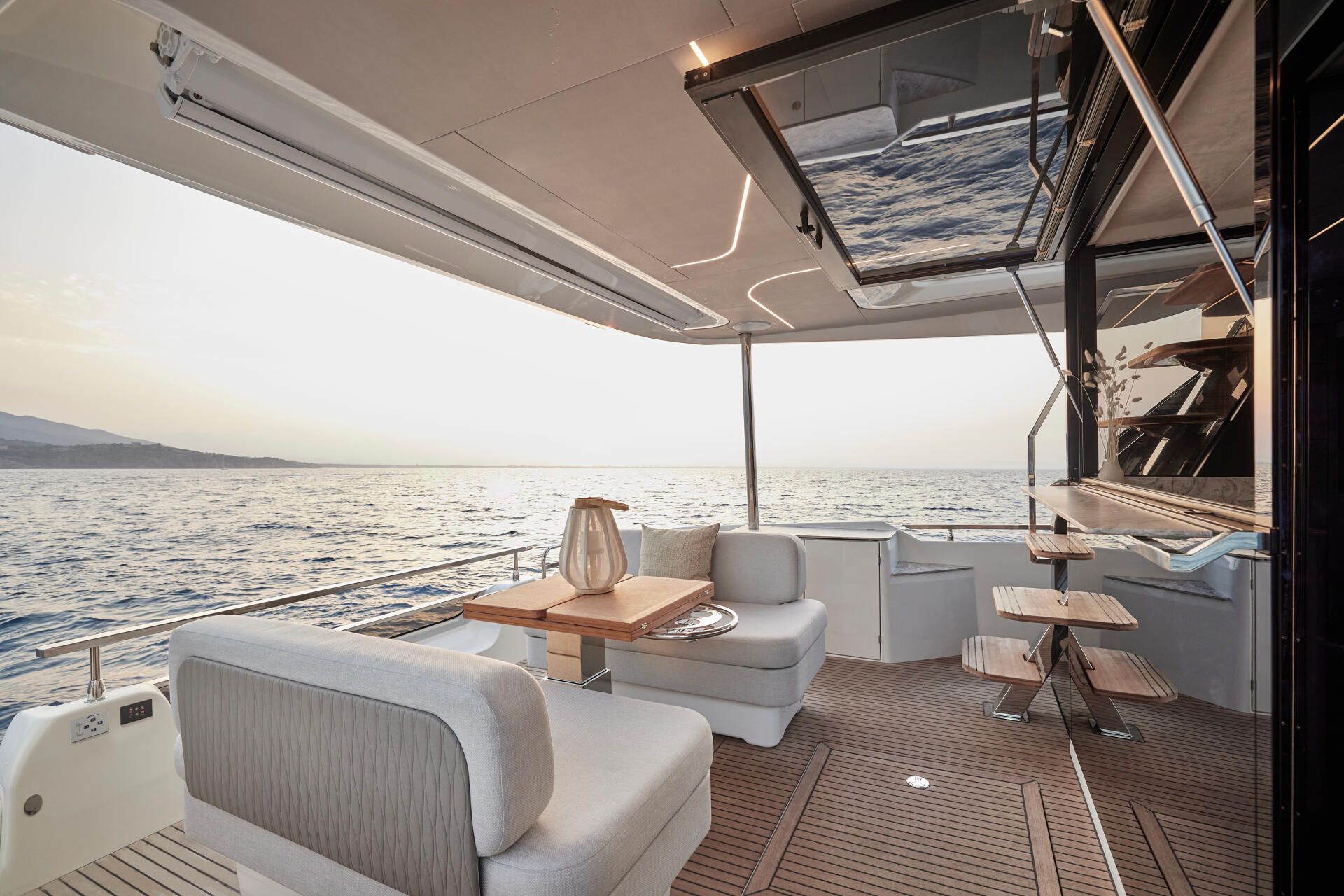 Prestige F5.7, achterdek met zitbank en tafel