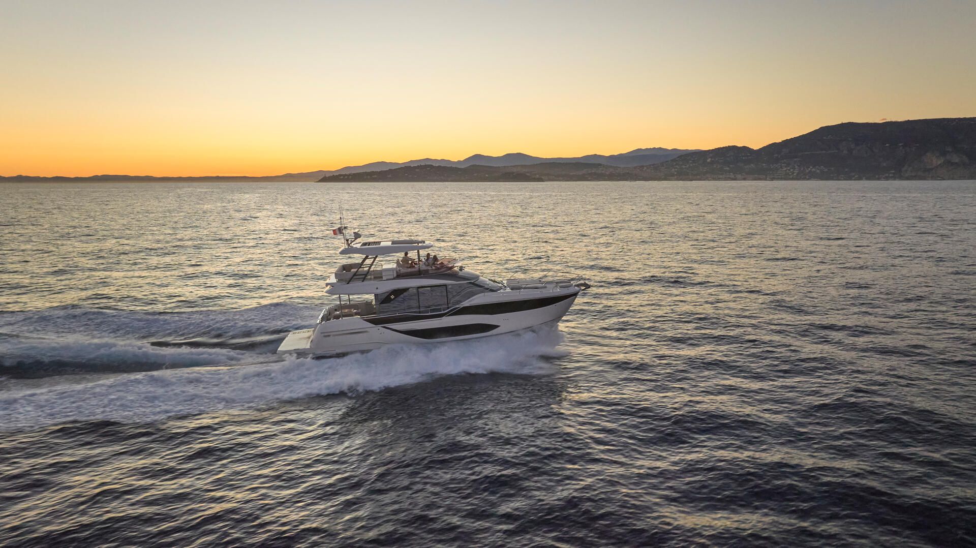 Prestige F5.7, boot varend bij zonsondergang