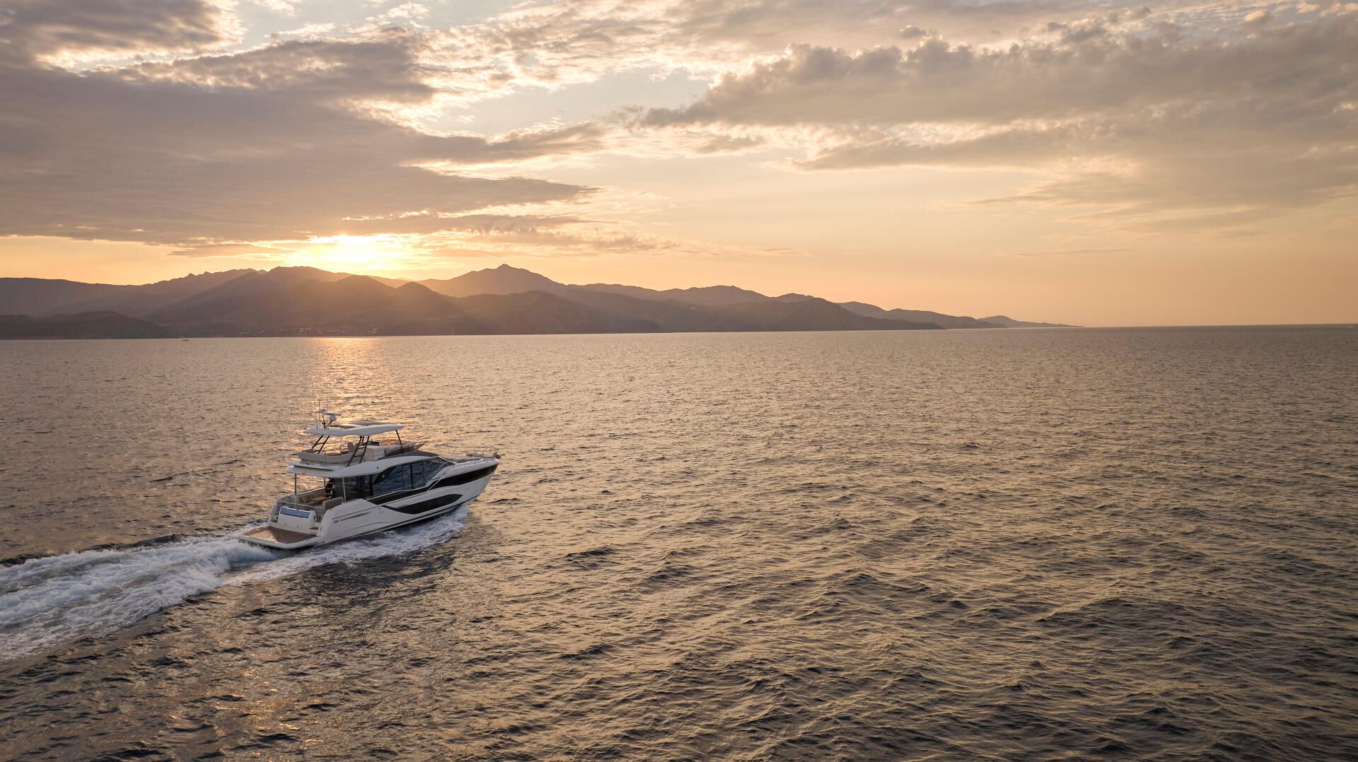 Prestige F5.7, boot varend bij zonsondergang