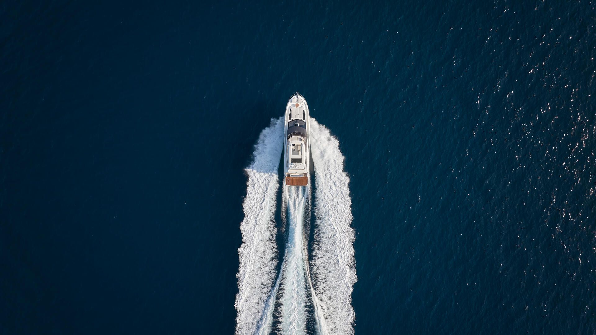 Prestige F5.7, boot varend op zee vanuit lucht