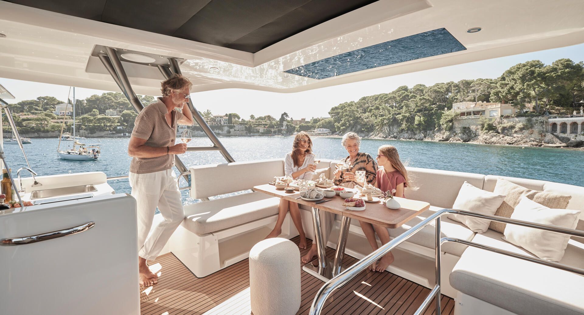 Prestige F5.7, familie dineert op achterdek