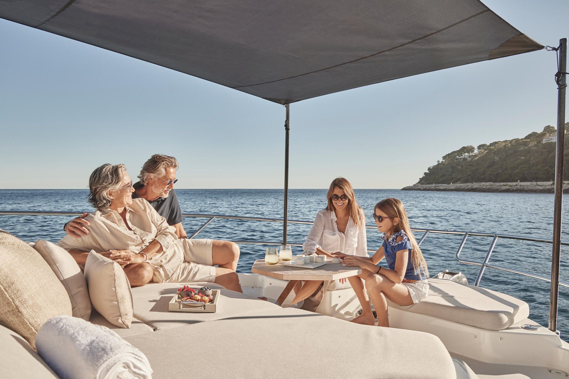 Prestige F5.7, familie ontspant op jachtdek