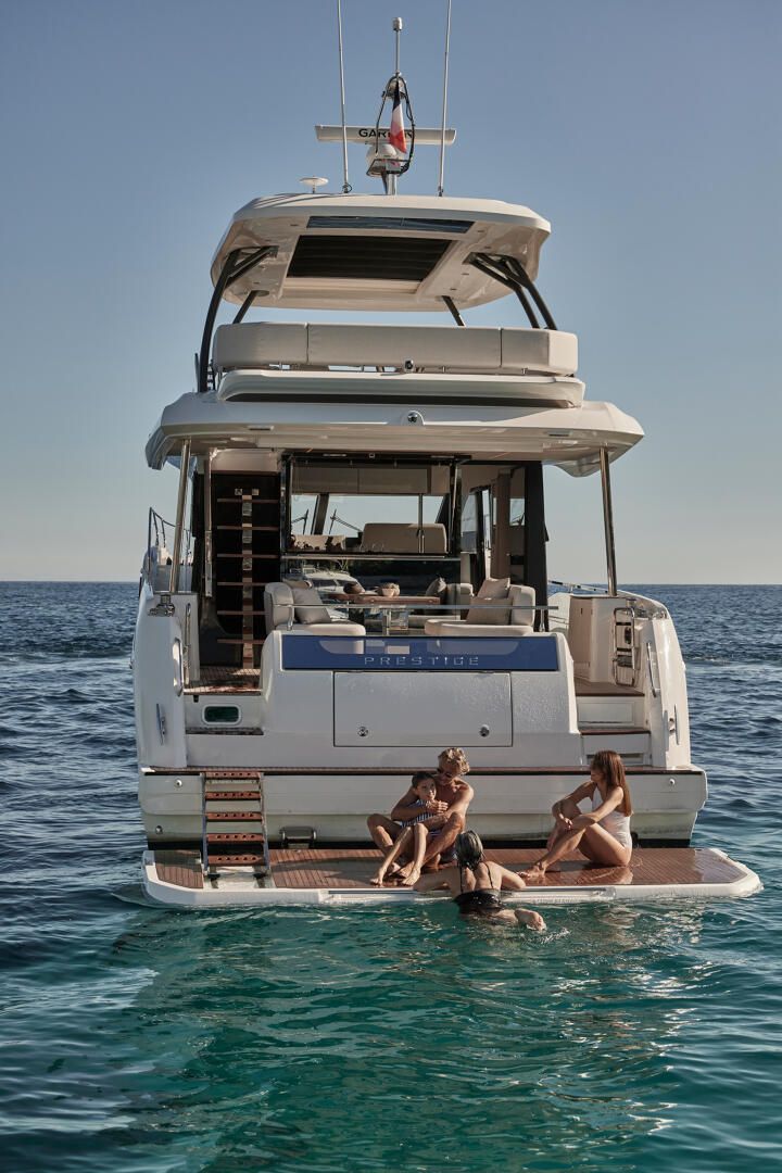 Prestige F5.7, familie zwemt achter jacht