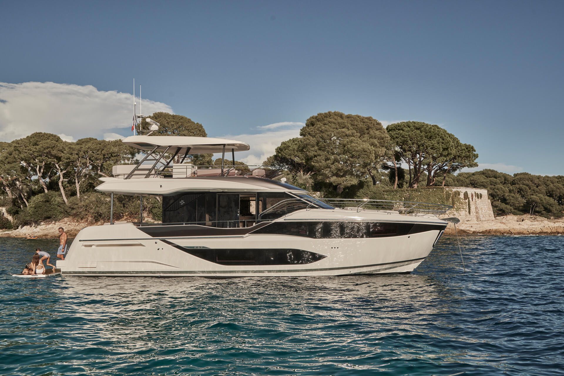 Prestige F5.7, jacht voor anker bij kust
