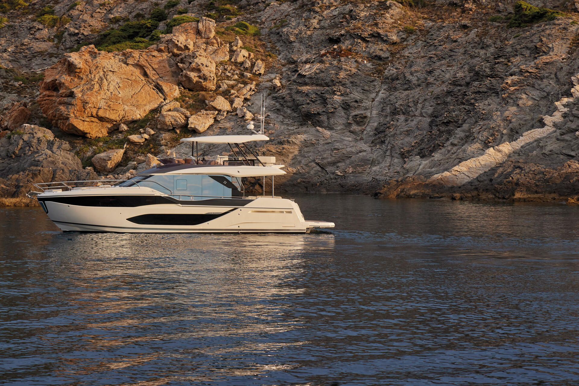 Prestige F5.7, jacht voor rotsachtige kust
