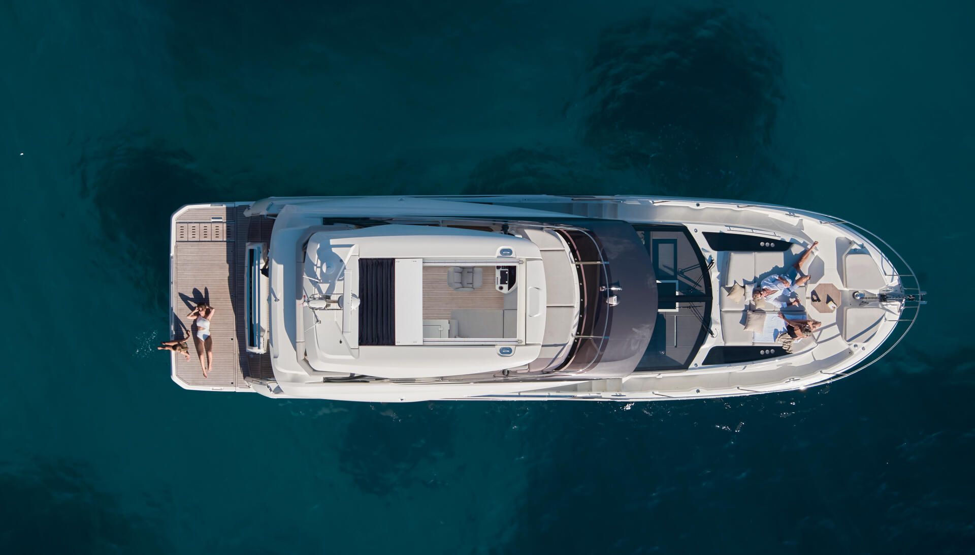 Prestige F5.7, luchtfoto jacht op zee