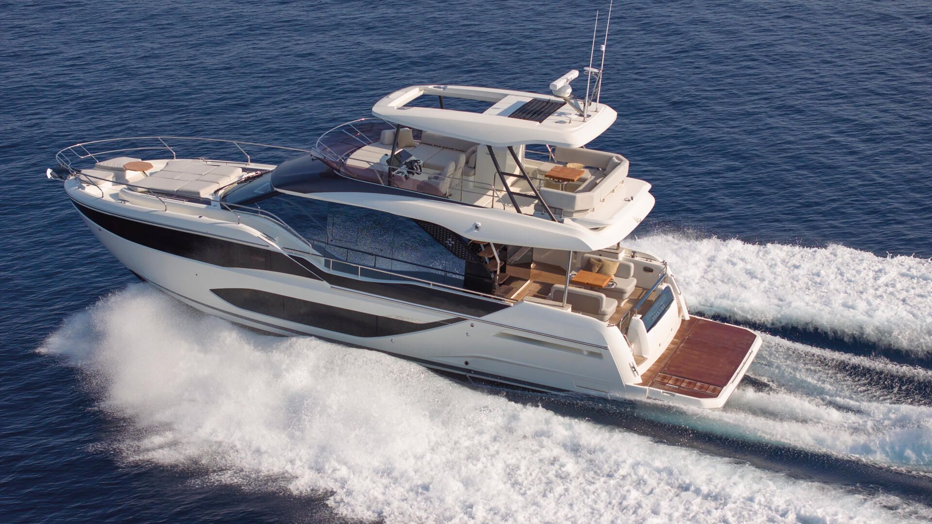 Prestige F5.7, luxe jacht varend op zee