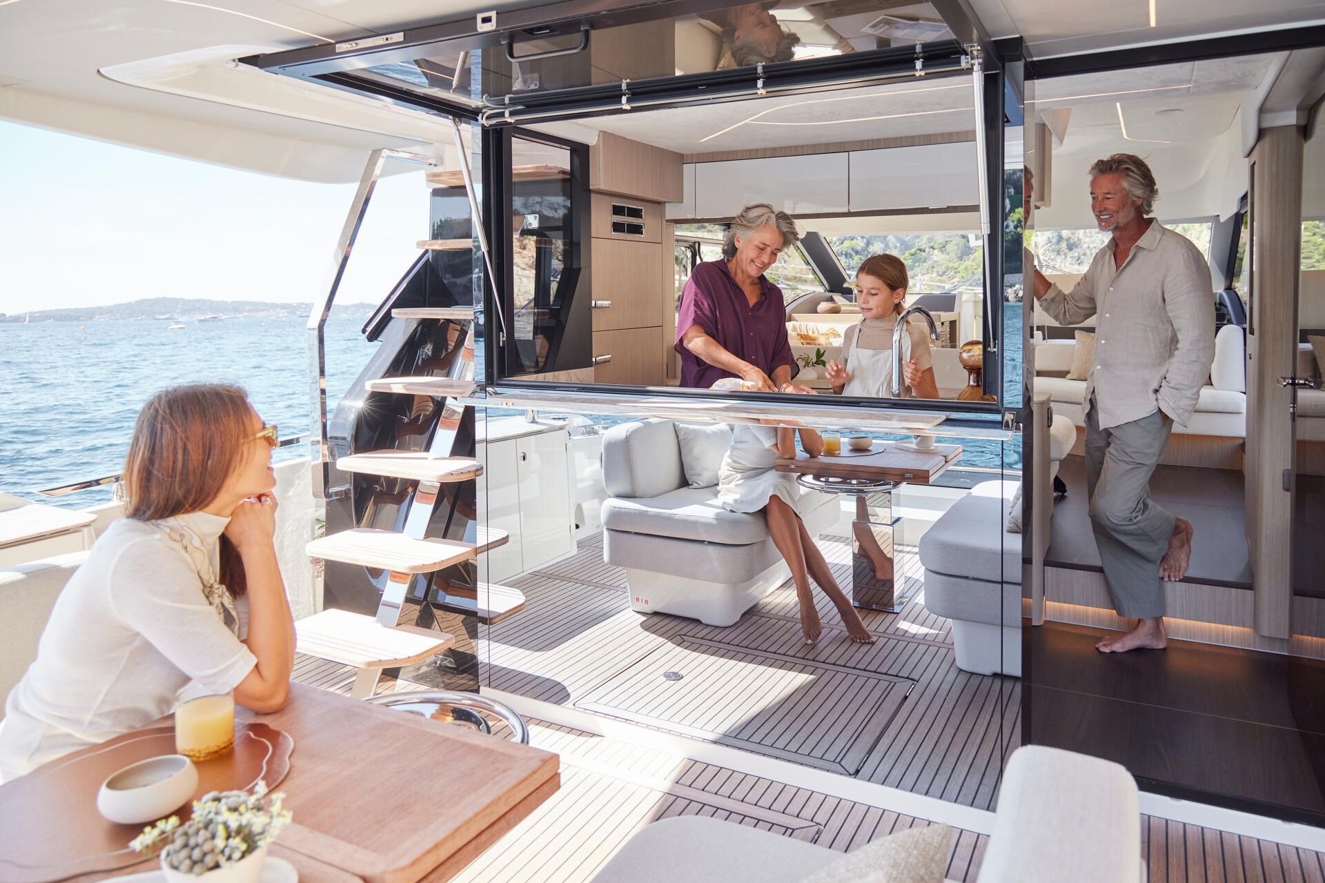 Prestige F5.7, familie op boot terras